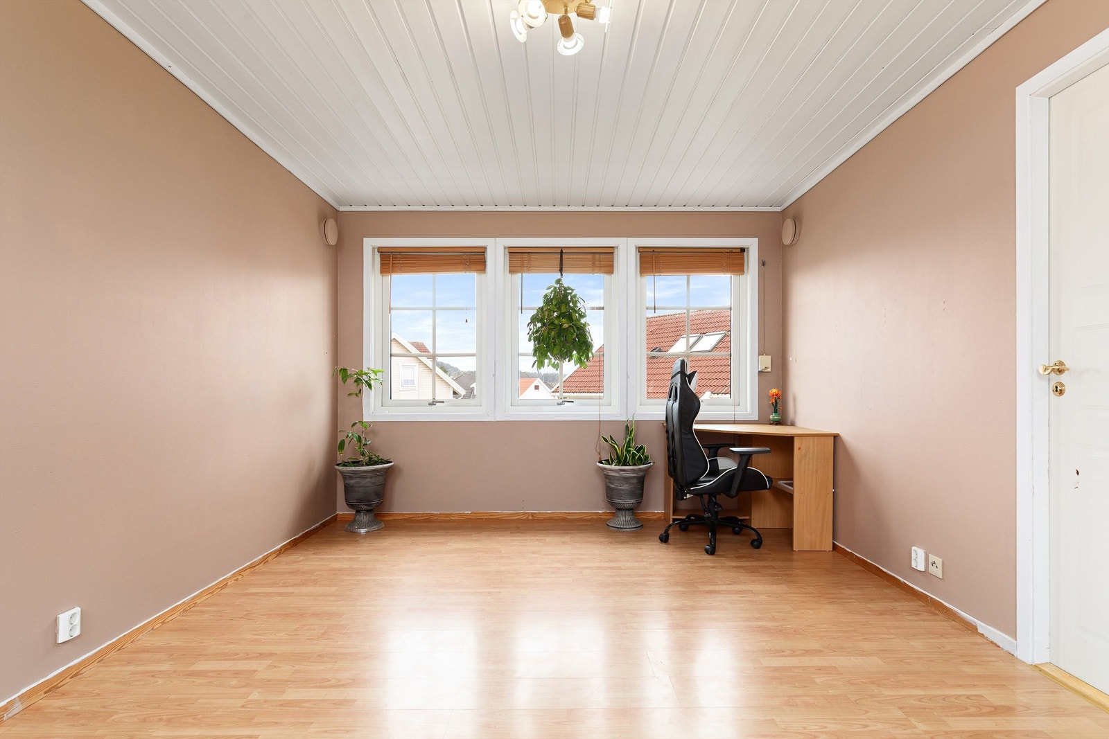 Loftstuen brukes som et kontor, men har god plass til sofa og TV Galleribilde