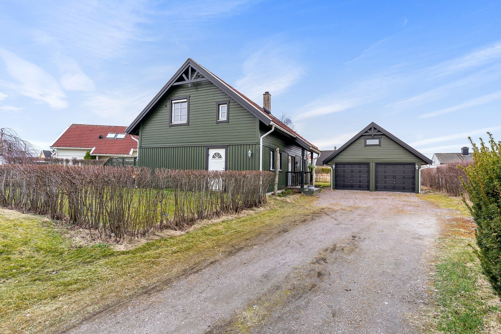 Parkering i dobbel garasje, og ellers god plass til flere biler i gårdsplassen Galleribilde