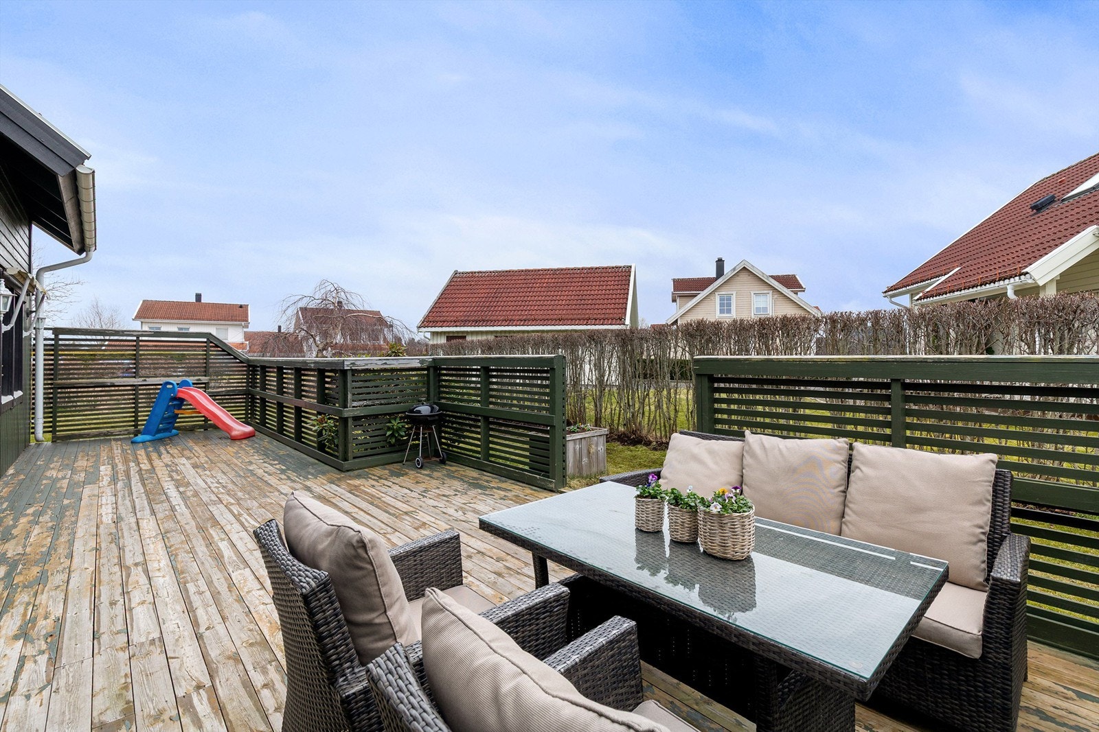 Fra stuen er det utgang til en stor terrasse på 42 m² Galleribilde