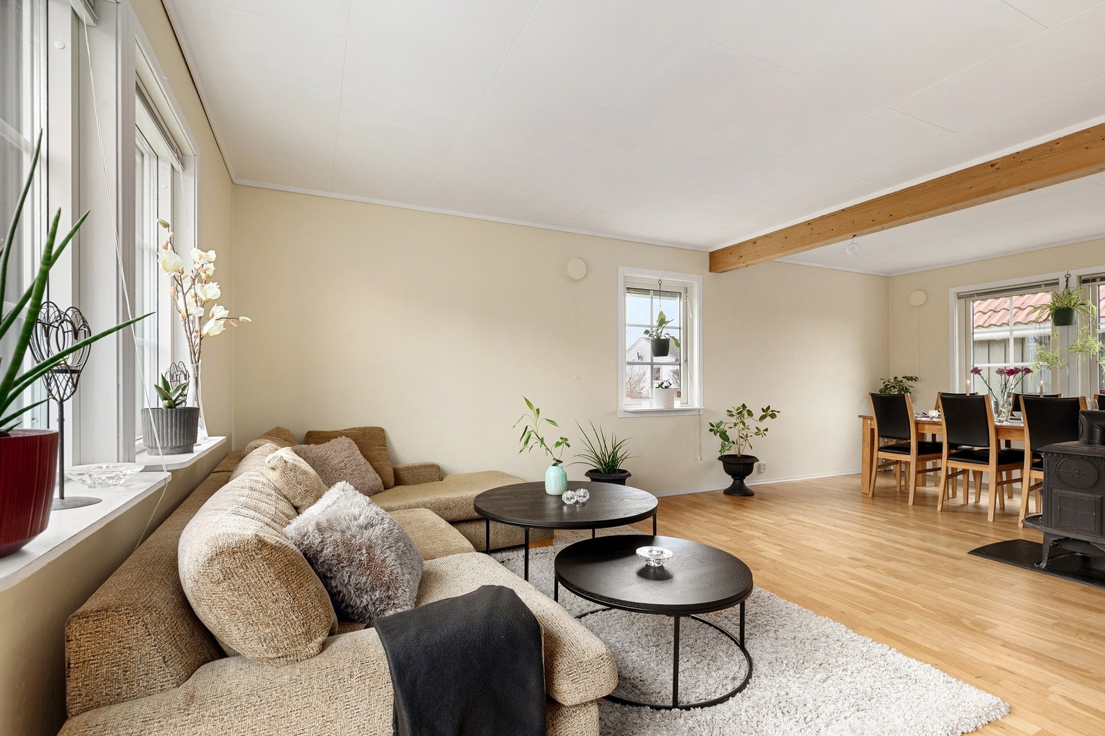 Luftig og åpen stue med spisestue Foto: Stener Widnes Galleribilde