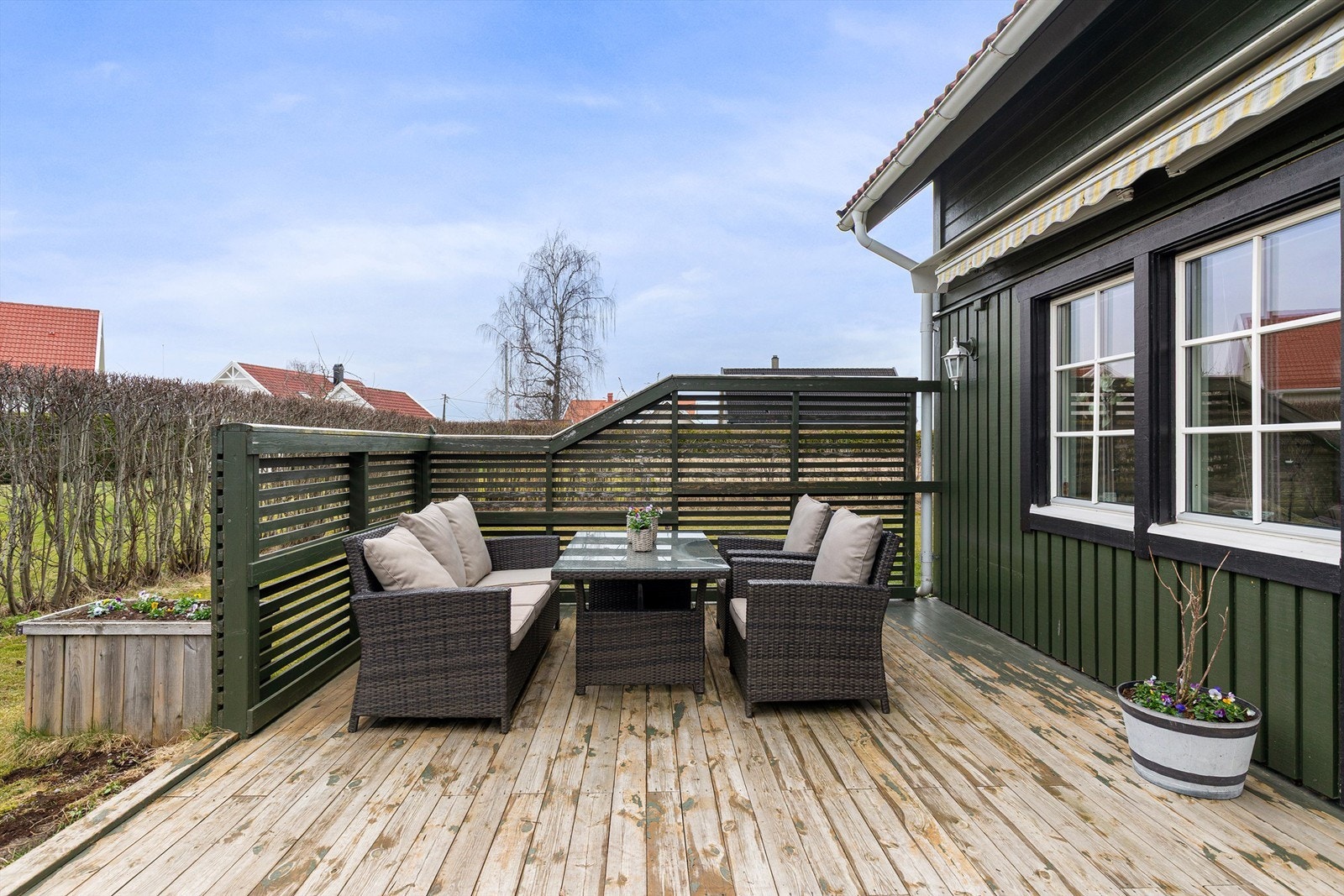 Uteplassen har god plass til flere sittegrupper og er delvis skjermet av levegger. Galleribilde