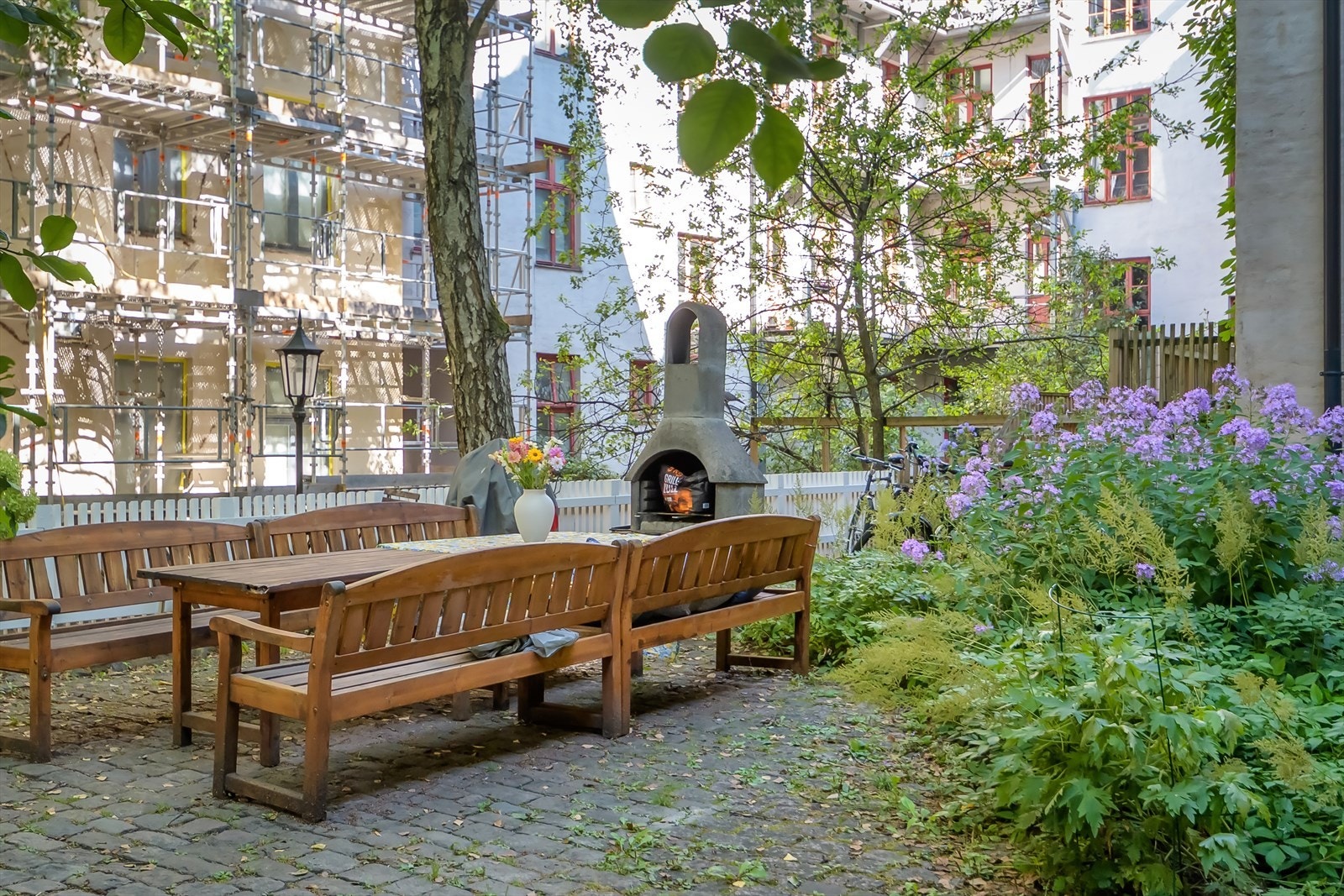 I bakgården finnes felles sittegrupper og grill, perfekt for sosiale sammenkomster. Galleribilde