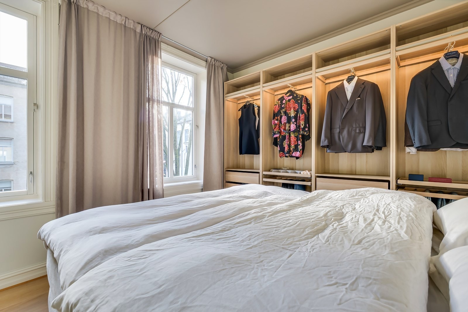 Rommet har plass til dobbeltseng og er utstyrt med panelovn for oppvarming. Galleribilde