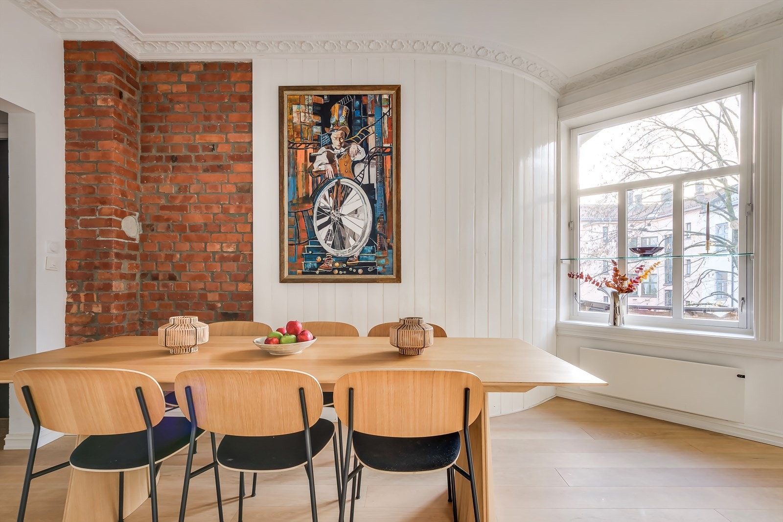 Den buede veggen med panel er en sjarmerende detalj som gir rommet et klassisk særpreg. Galleribilde