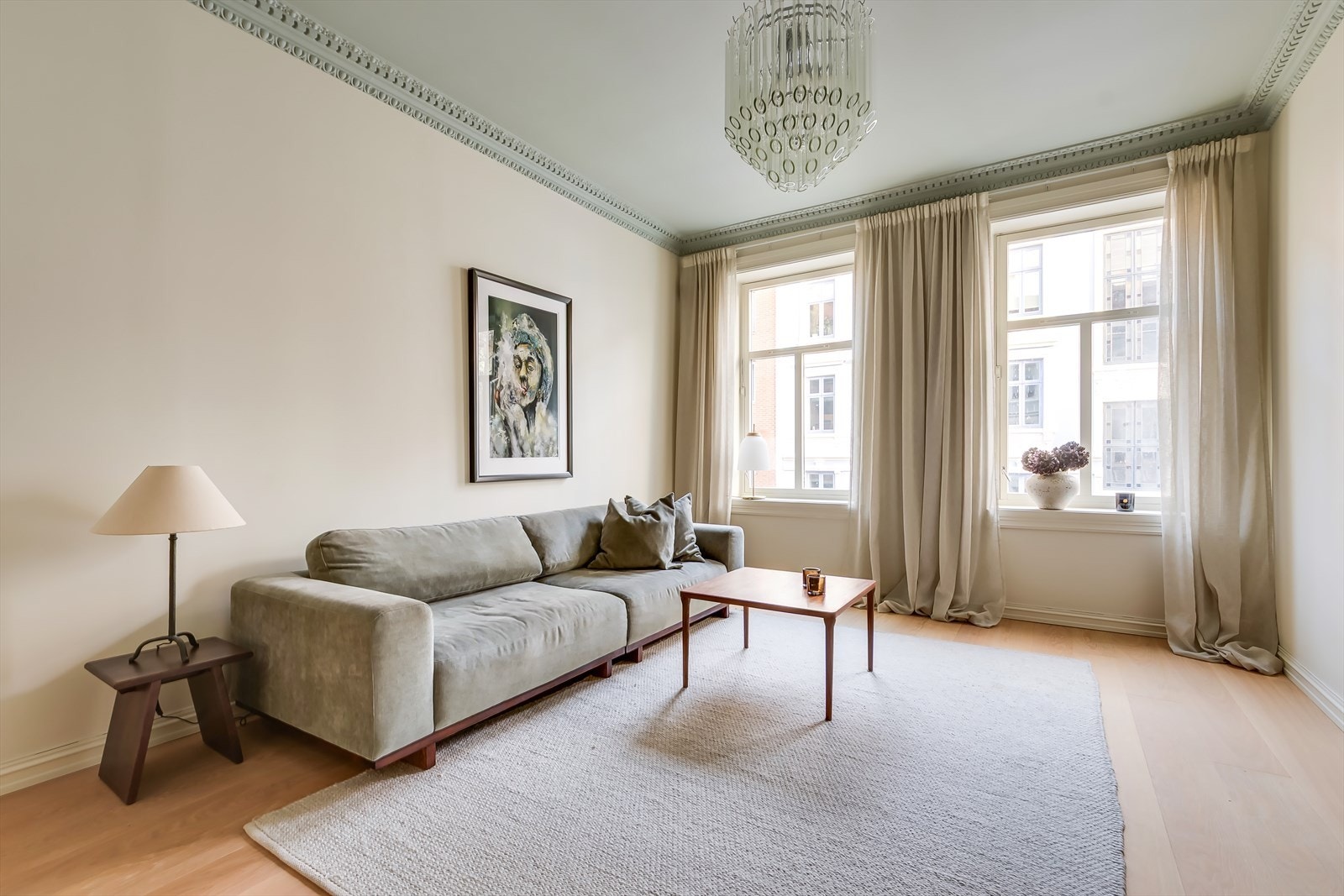 De store vinduene i kombinasjon med takhøyden gjør stuen svært luftig. Galleribilde