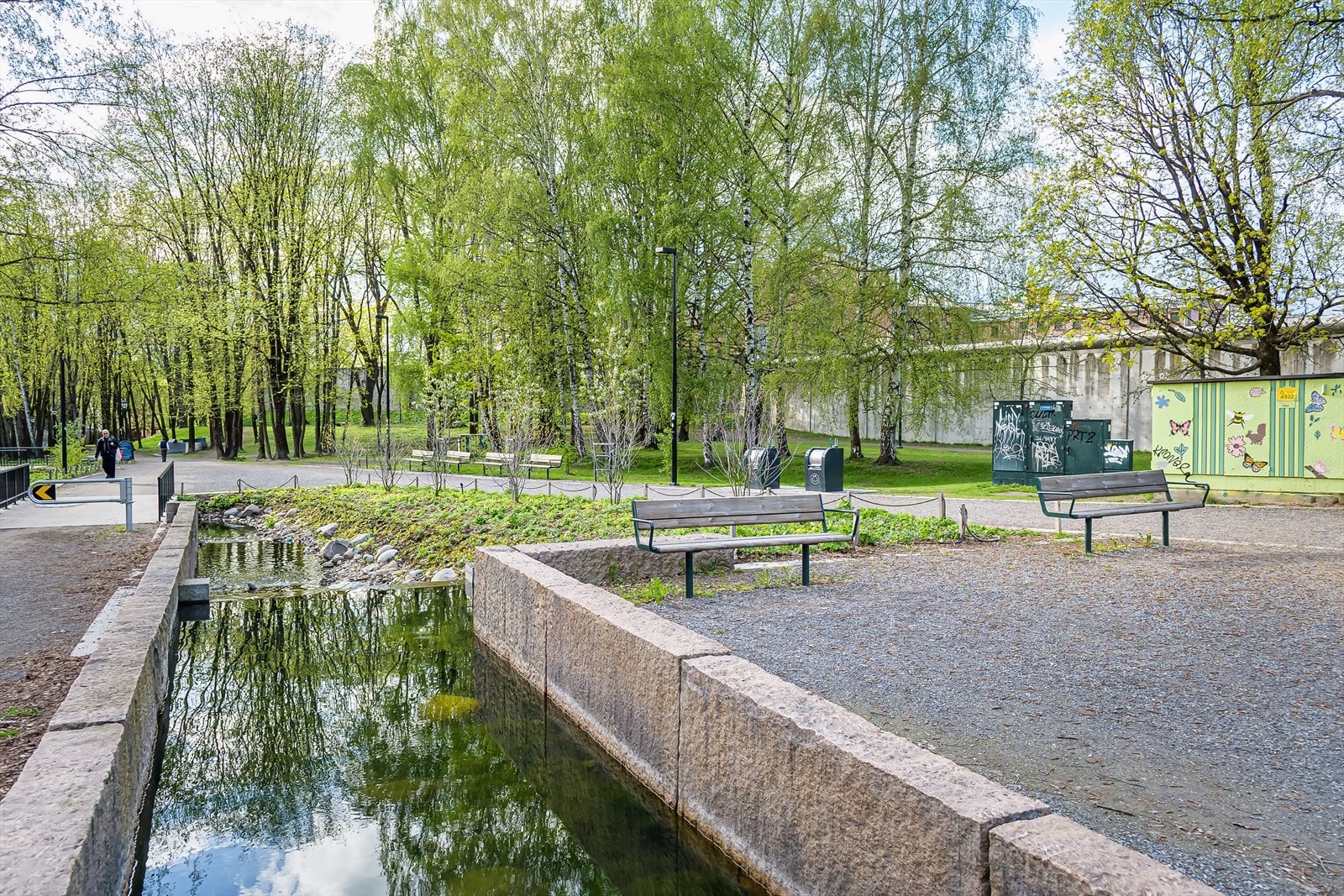 Her er det turstier, benker og gjenåpnede deler av Hovinbekken. Galleribilde