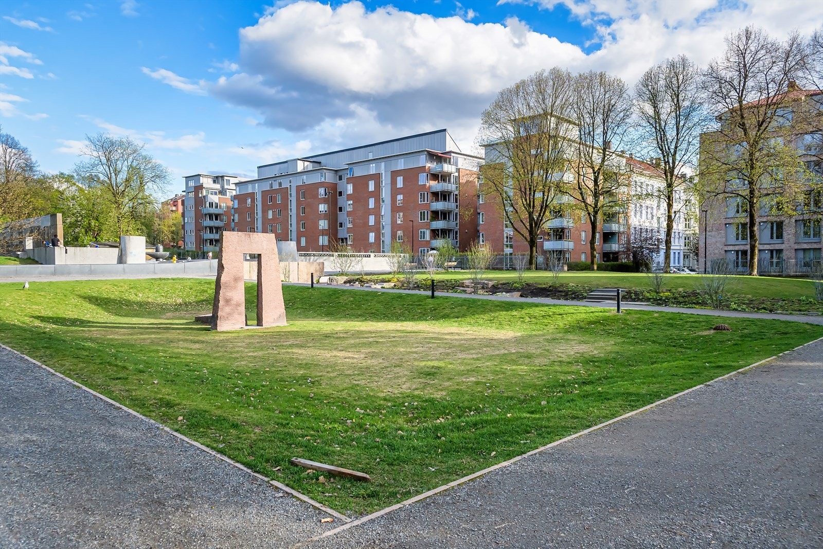 Store, åpne gressplener inviterer til lek og avslapning. Galleribilde
