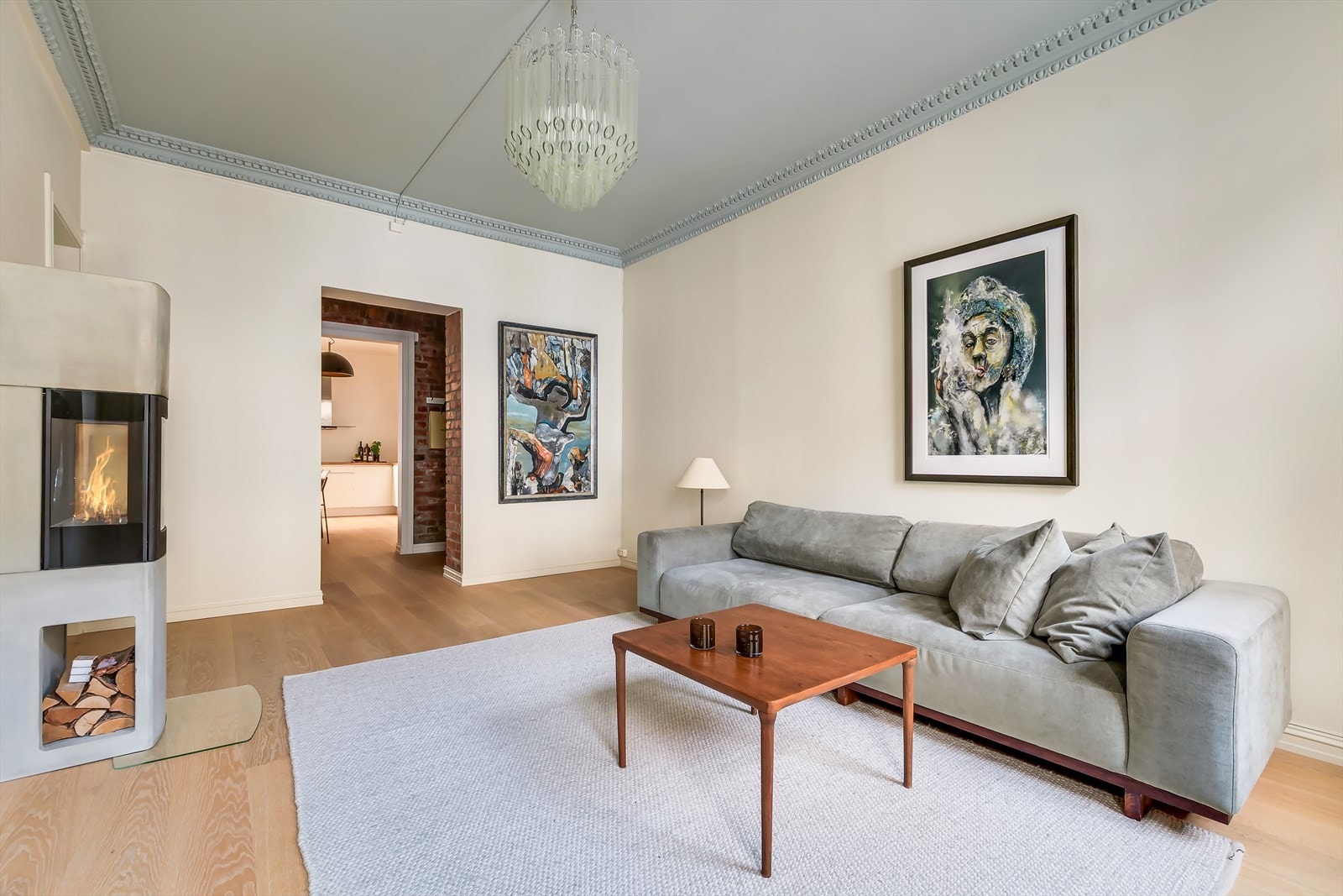 Leiligheten har en god flyt mellom de sosiale sonene, og fra kjøkkenet er det direkte utgang til en sørvendt balkong på ca. 3 m². Galleribilde