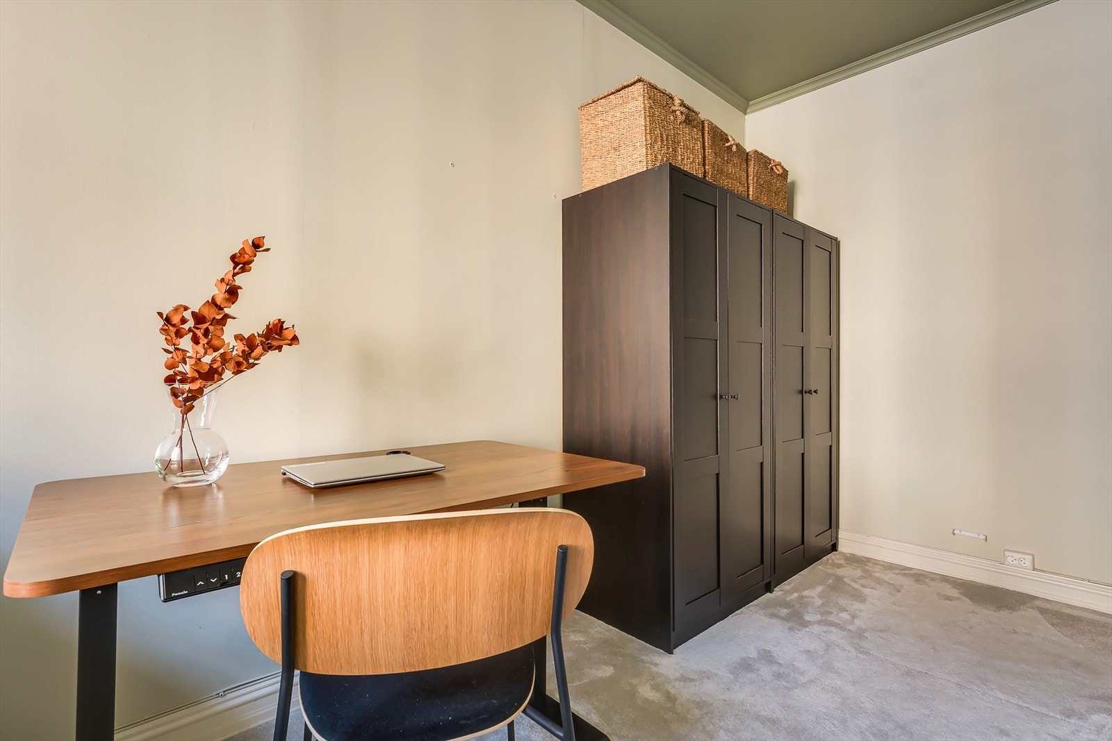 Det er god plass til både seng og en egen arbeidsplass. Galleribilde