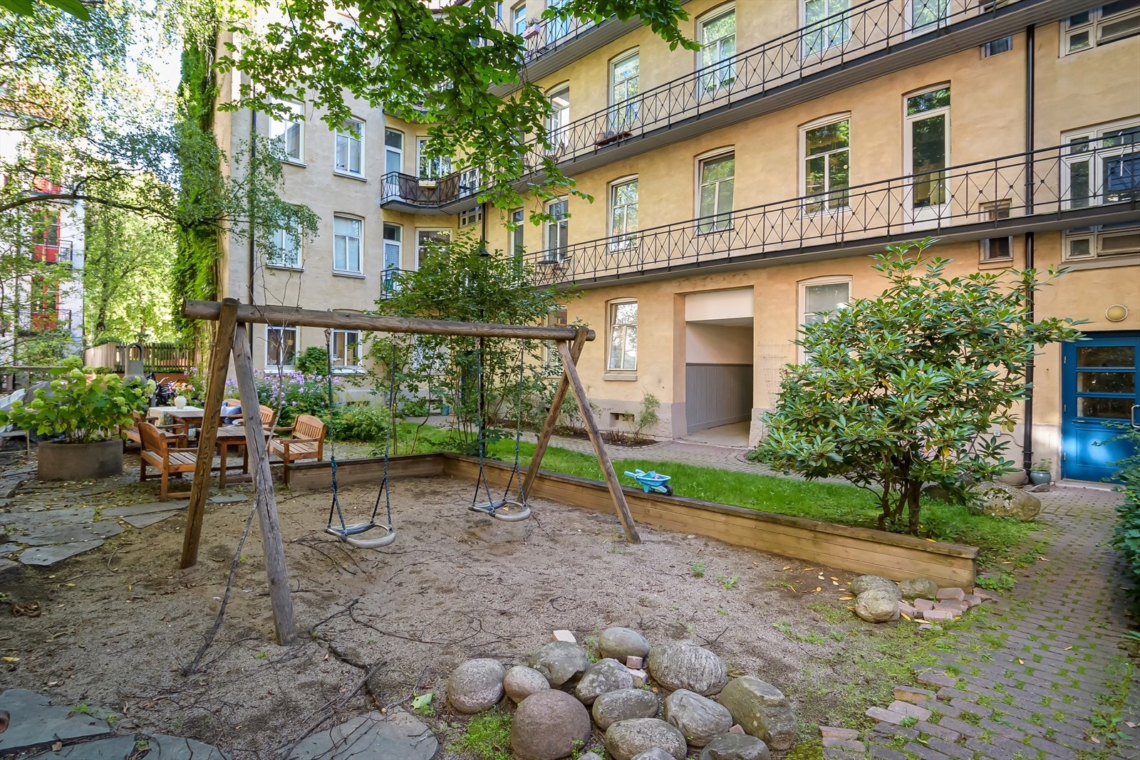 Borettslaget har en hyggelig og barnevennlig bakgård med lekeplass. Galleribilde