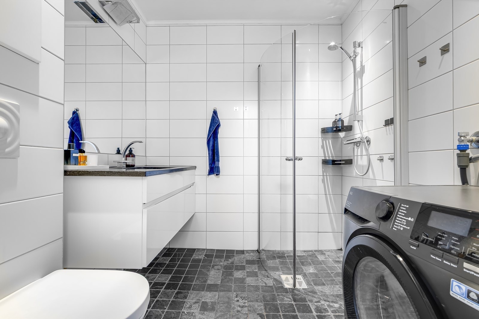 Rommet er utstyrt med mekanisk avtrekk og downlights i himlingen. Galleribilde