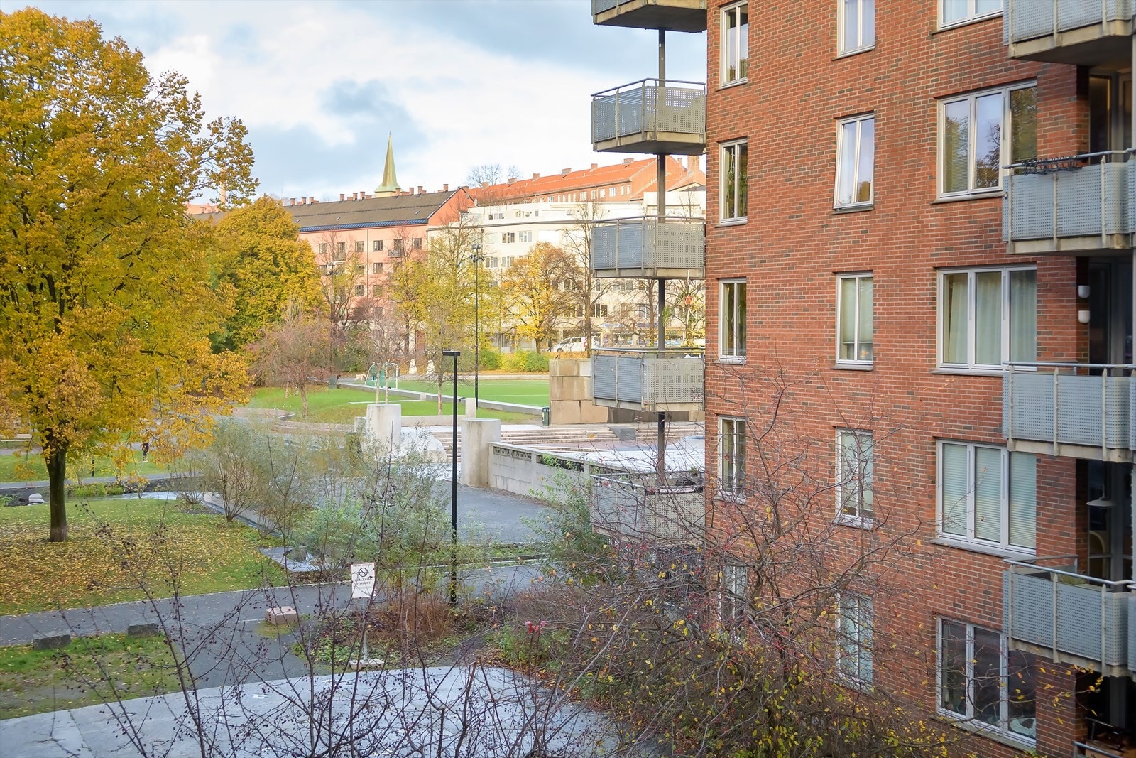 Fra leiligheten har man utsyn mot Klosterenga park, en av nabolagets grønne lunger. Galleribilde
