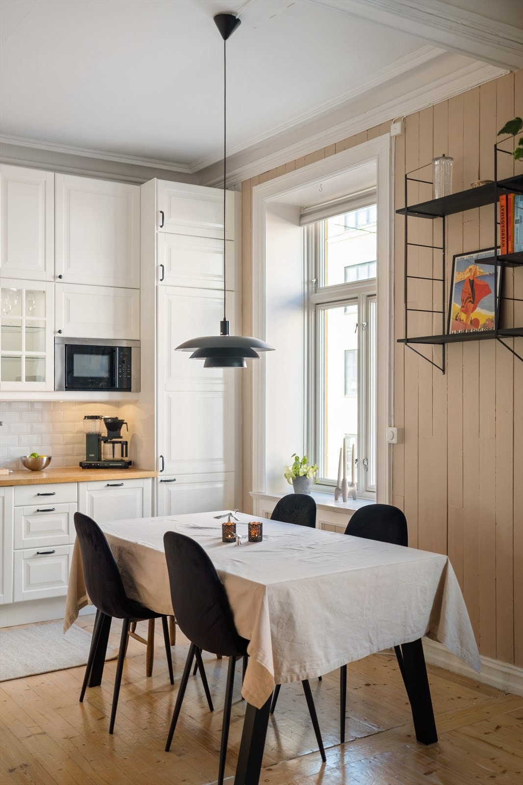 Hyggelig spiseplass ved vinduet med god plass til familie og gjester. Galleribilde