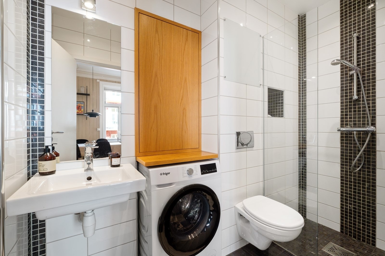 Flislagt bad med med elektrisk gulvvarme og downlights i taket. Galleribilde