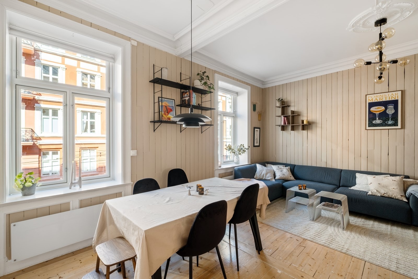 Stuen er romslig og enkel å innrede etter eget ønske. Galleribilde