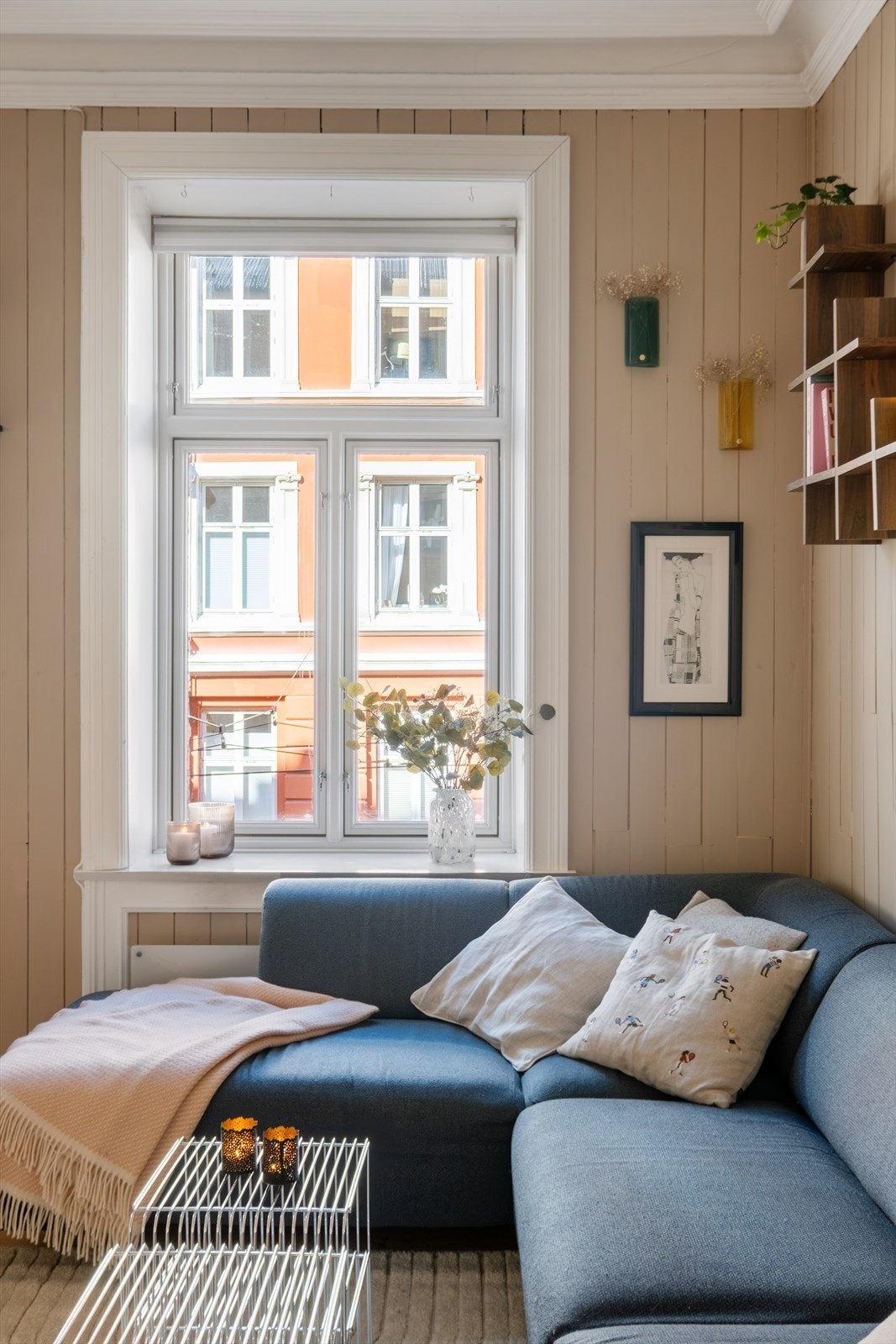 Leiligheten har store vindusflater som gir rikelig med naturlig lys og skaper en lys og luftig atmosfære. Galleribilde