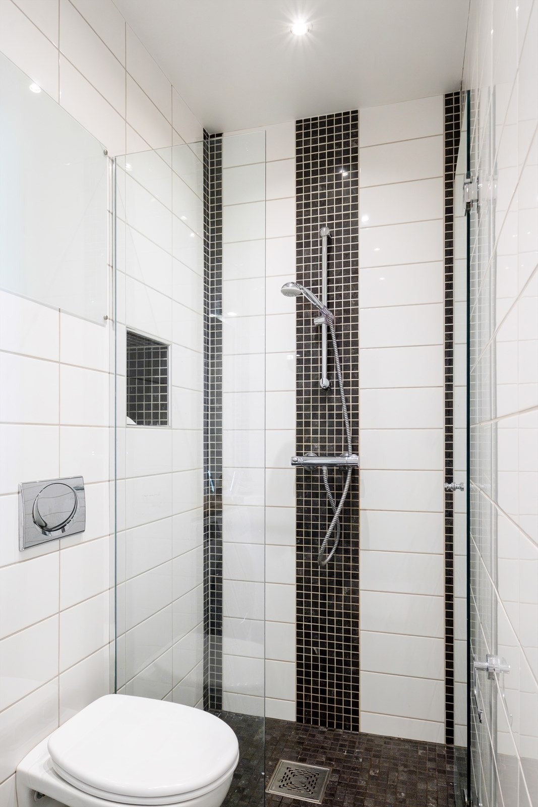 Dusjhjørne med svingbare glassdører. Galleribilde