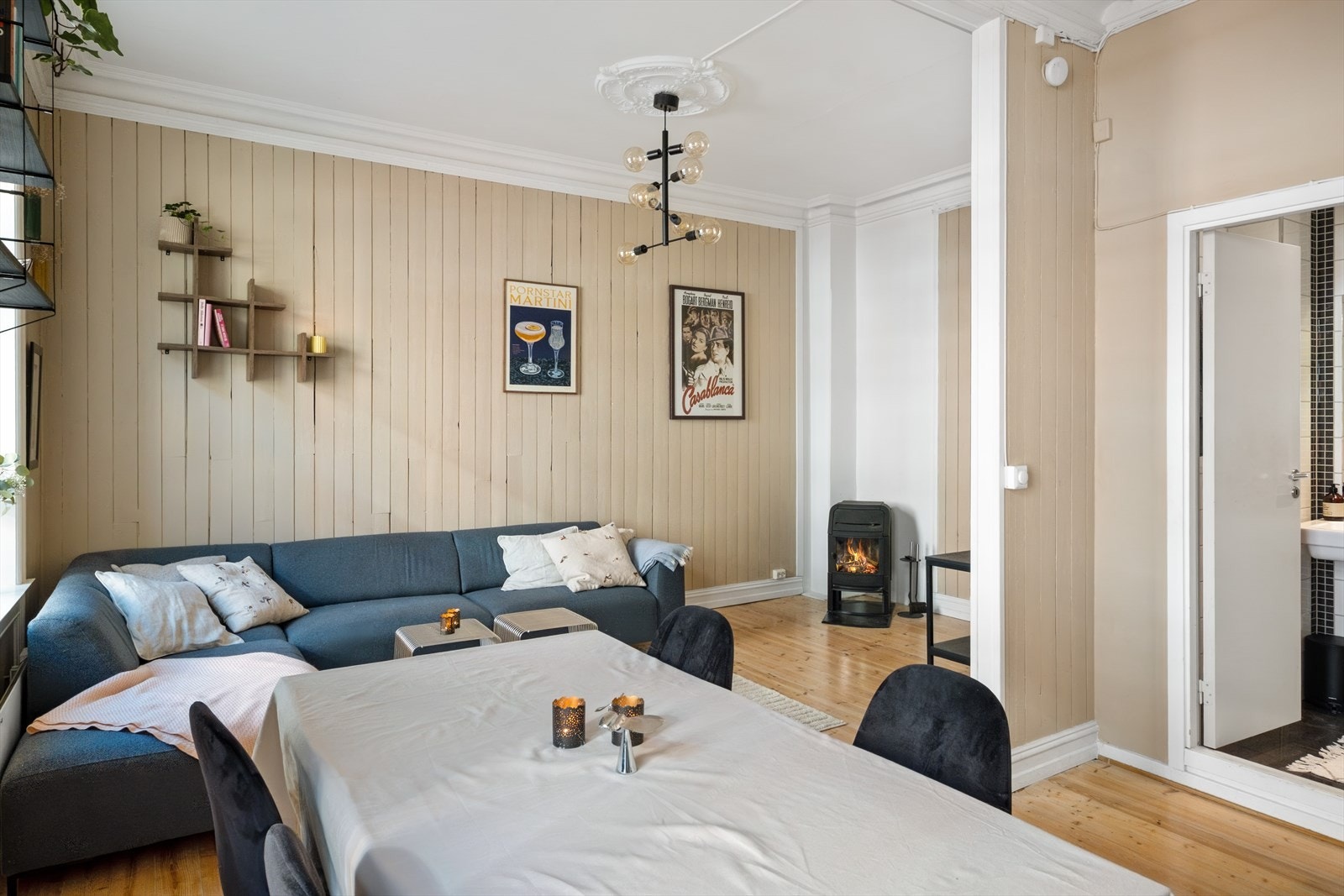 Her er det god plass til blant annet sofagruppe, tv-bord og spisebord. Galleribilde