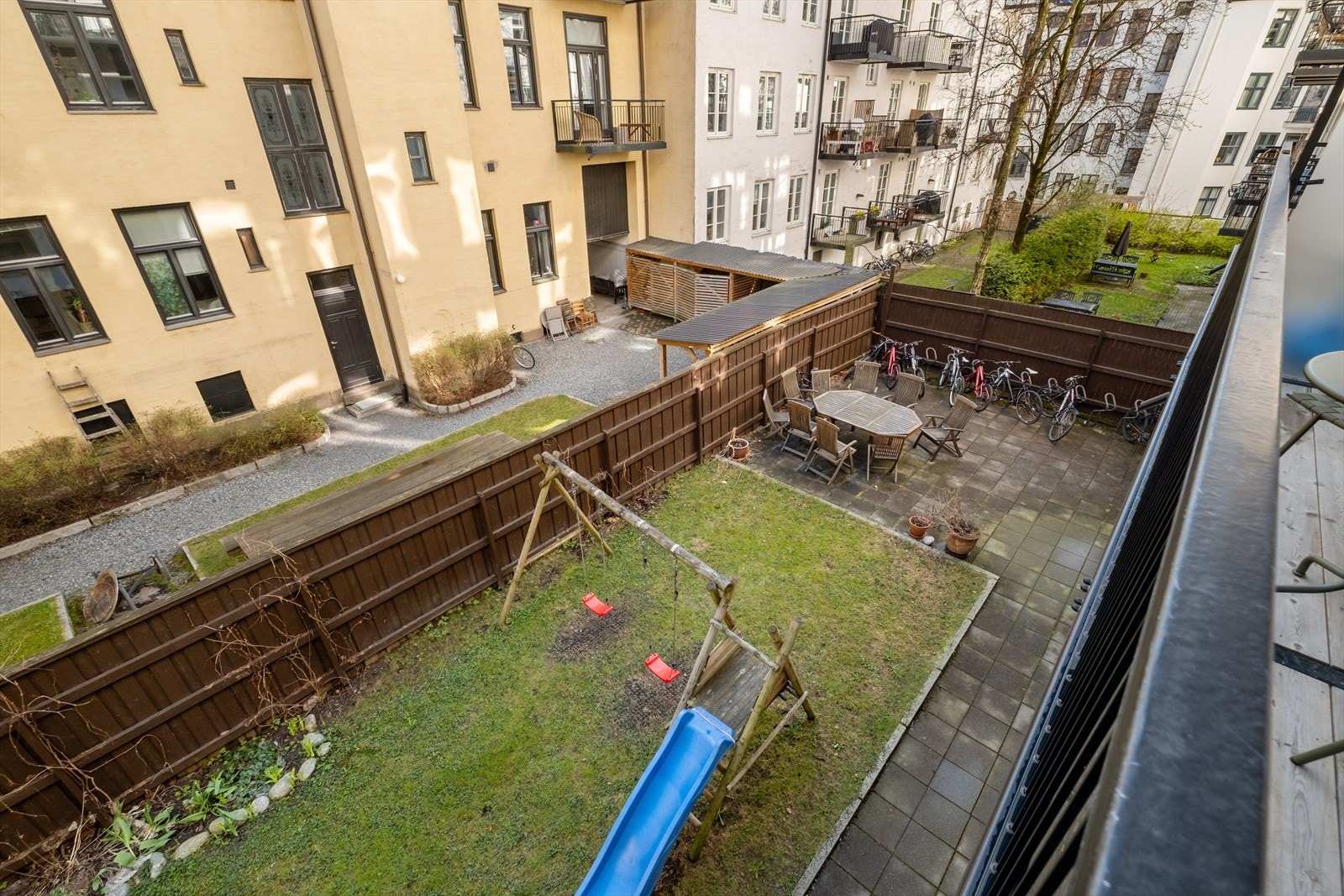 Fra balkongen har du en hyggelig og skjermet utsikt mot bakgården. Galleribilde