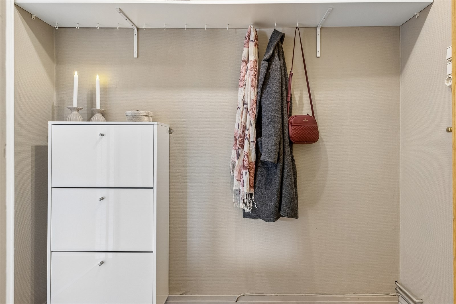 Leiligheten disponerer en bod i kjelleren og en bod loftet for praktisk oppbevaring. Galleribilde