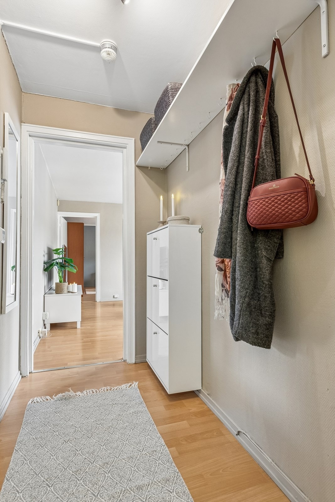 Entréen i leiligheten er på 3 m² og har praktisk oppheng for ytterklær. Galleribilde