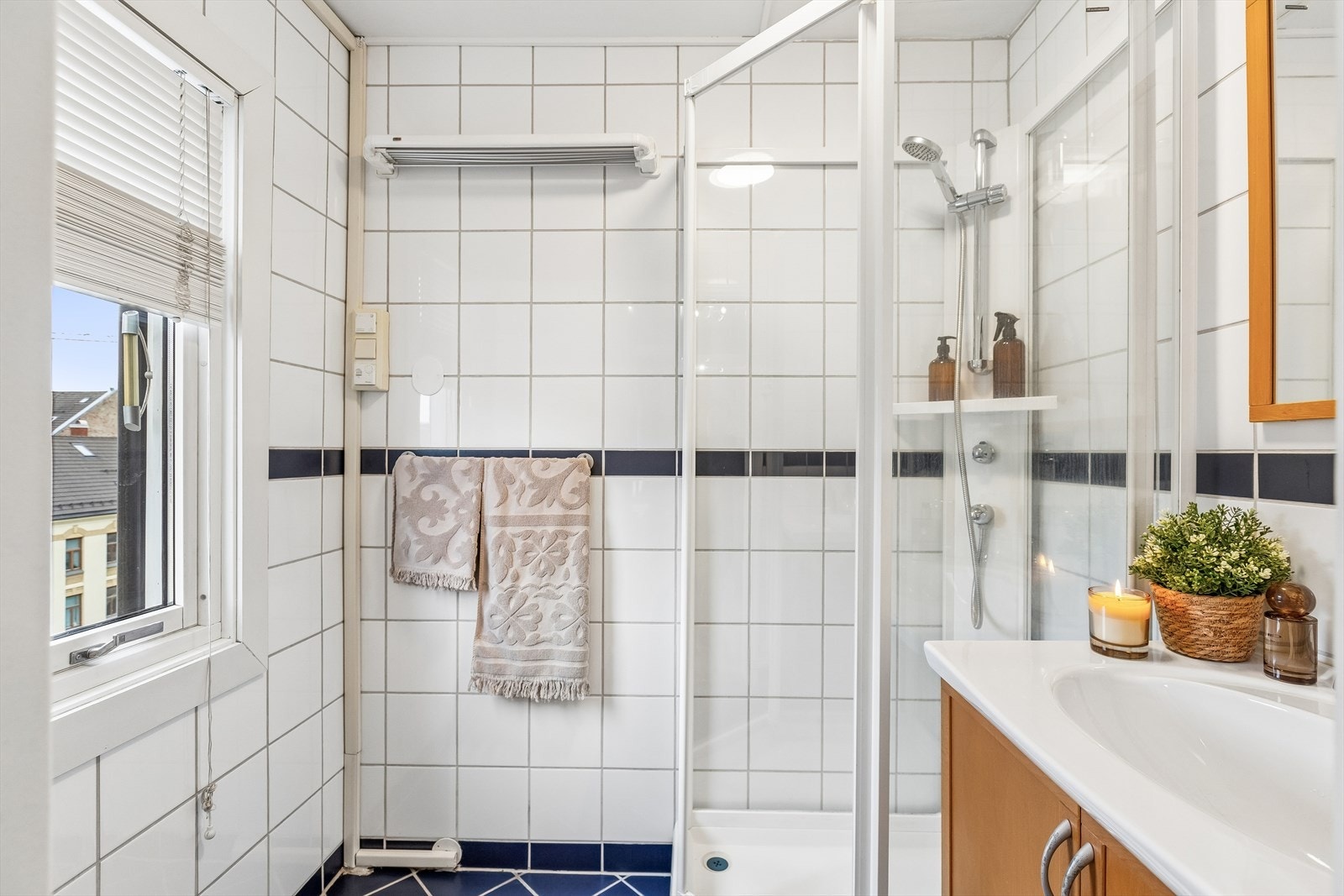 Flislagt bad med gulvvarme. Leiligheten har også et separat toalett. For ordens skyld så gjøres det oppmerksom på at det ikke er etablert sluk på badet. Galleribilde