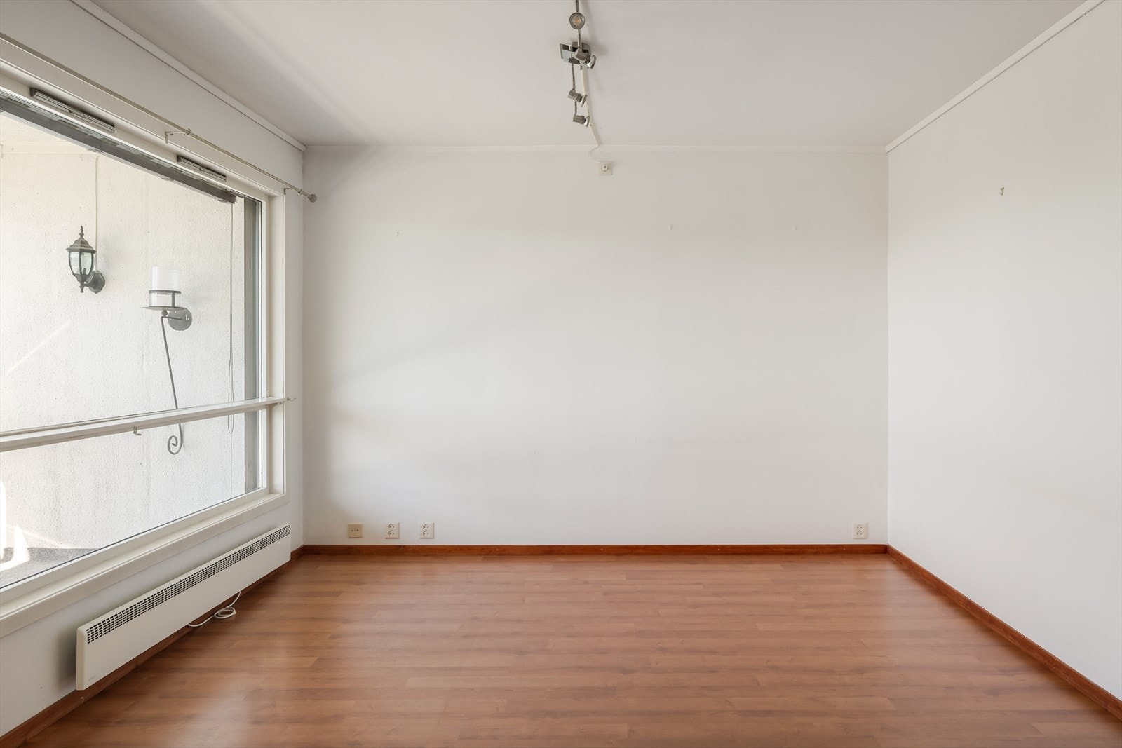 Legge merke til det store vinduet som bidrar til en god romfølelse. Galleribilde