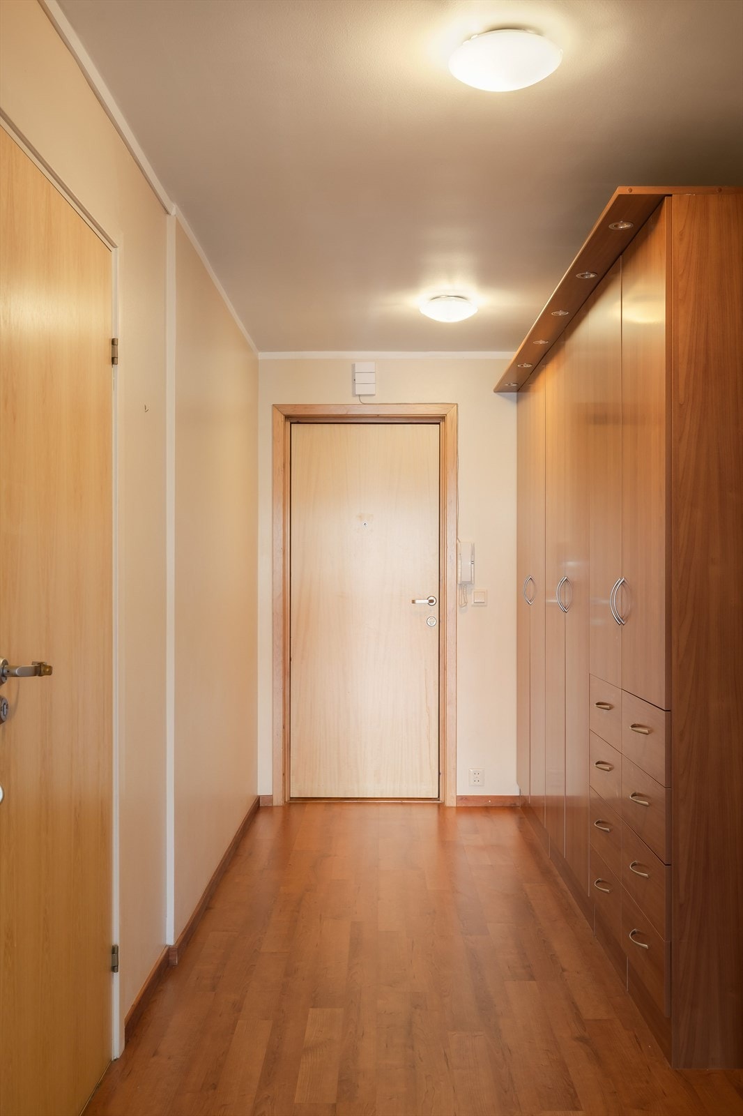 Entréen i boligen er romslig og er utstyrt med en romslig garderobe. Galleribilde