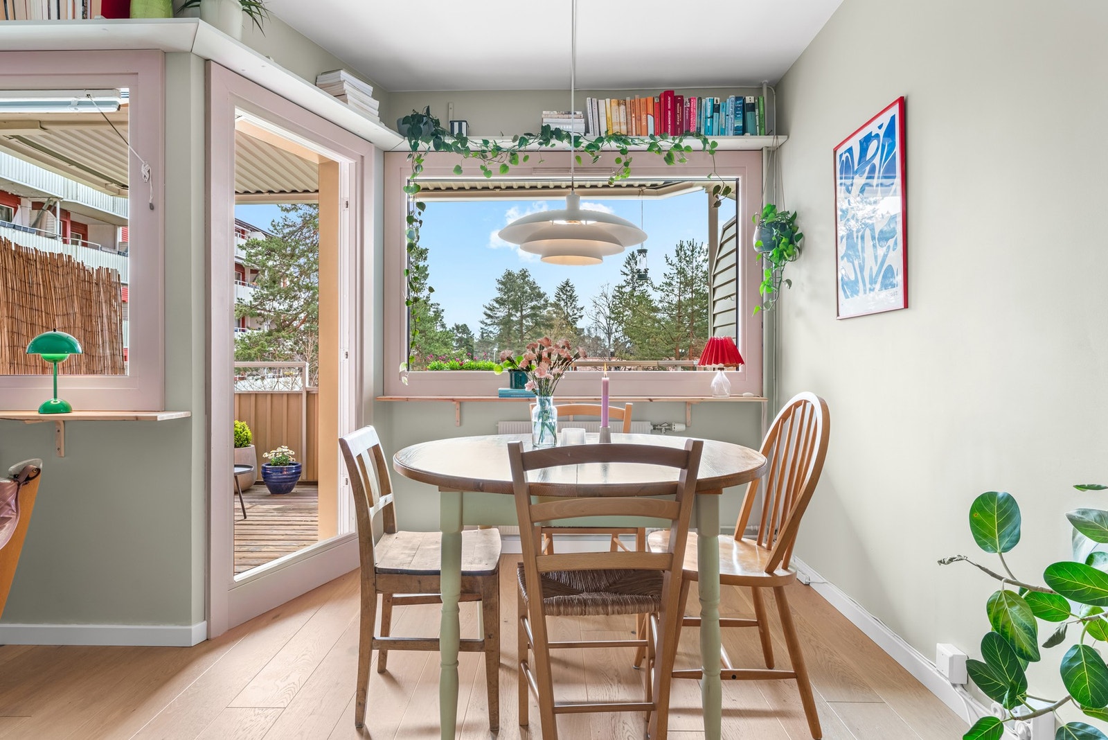 Stuen er lys med store vindusflater og utgang til balkongen. Galleribilde
