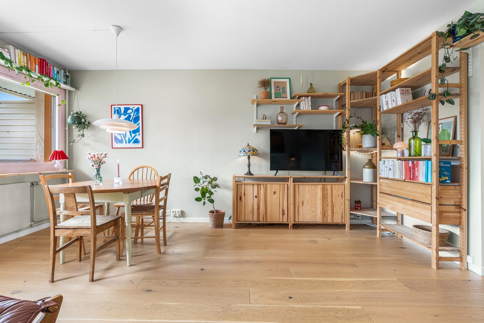 Det er god plass til å innrede med både sofagruppe, spisebord og annet møblement. Galleribilde