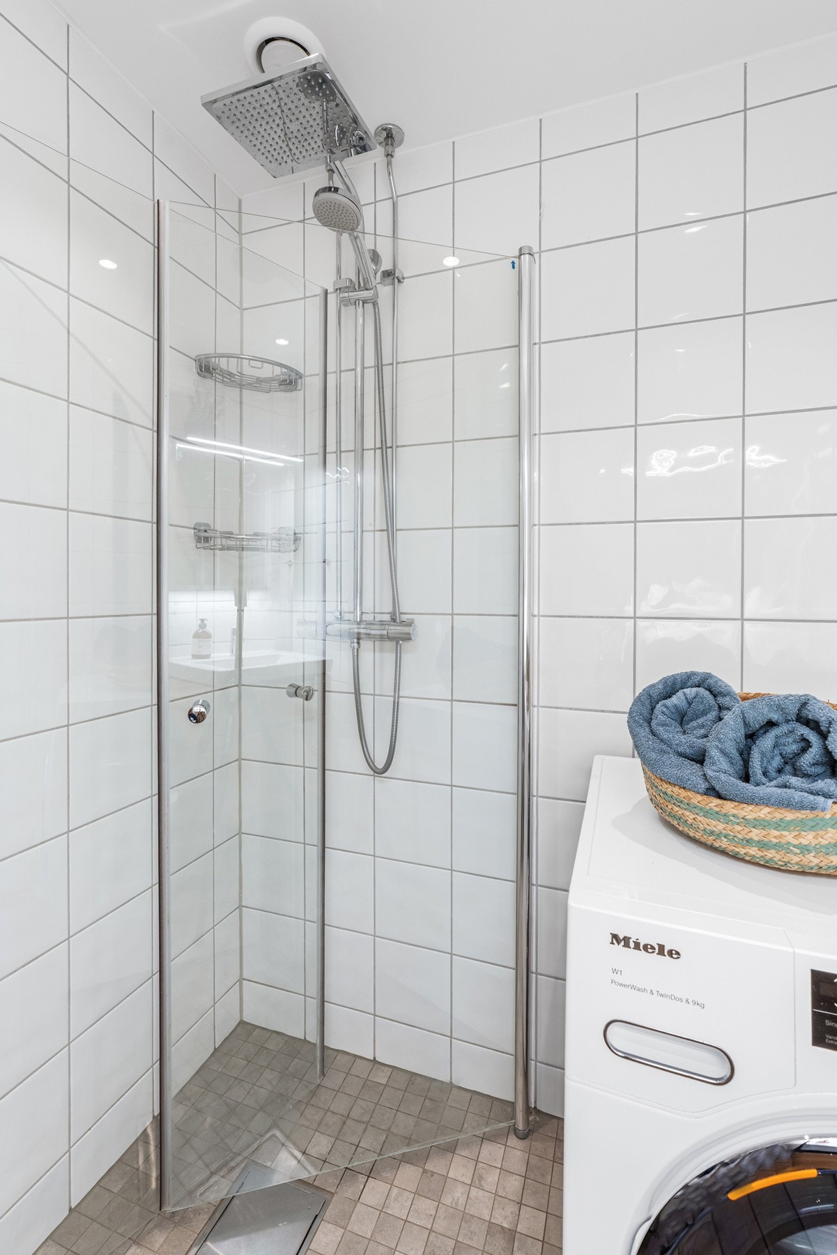 Badet har gulvvarme, opplegg for vaskemaskin samt et dusjhjørne med innfellbare glassvegger. Galleribilde