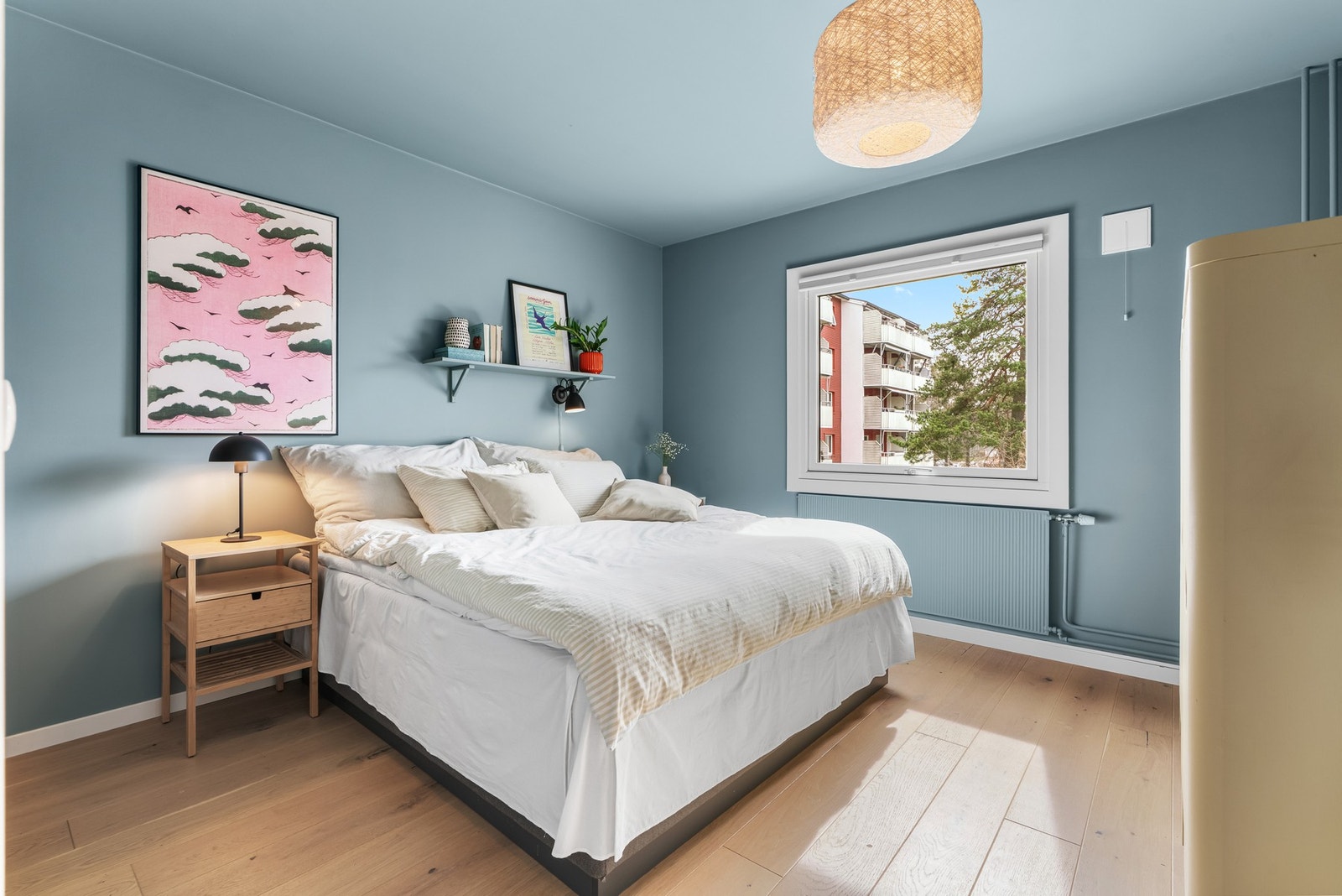 Leiligheten har to gode soverom med store vindusflater og det samme pene parkettgulvet som ellers er gjennomgående i leiligheten. Galleribilde