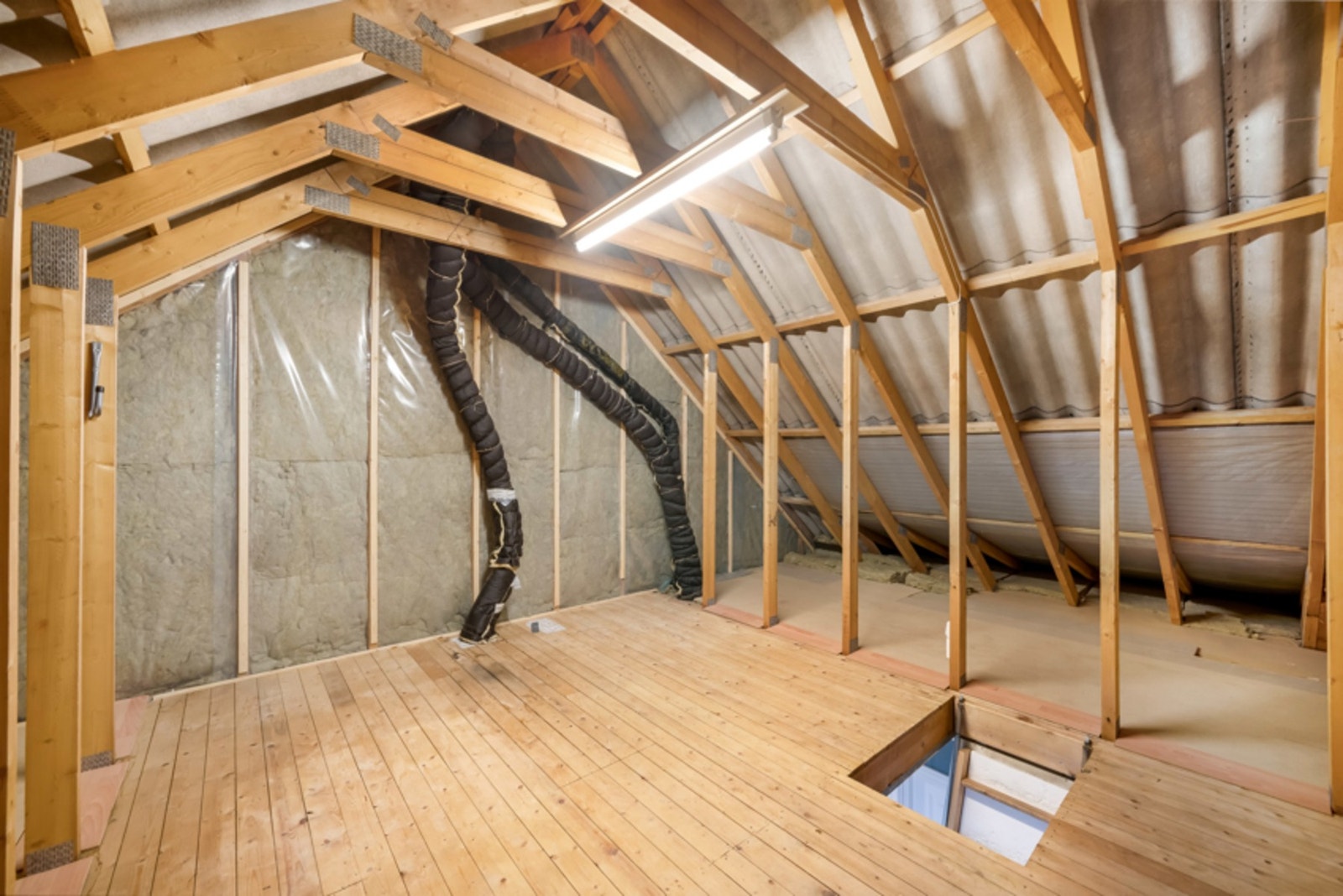 Stort loft med mye lagringsplass. Galleribilde