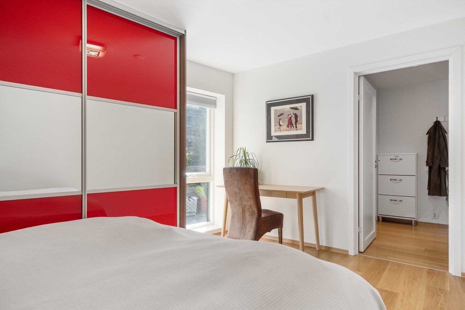 Det er også plass til arbeidspult praktisk for hjemmekontor eller skolearbeid. Galleribilde