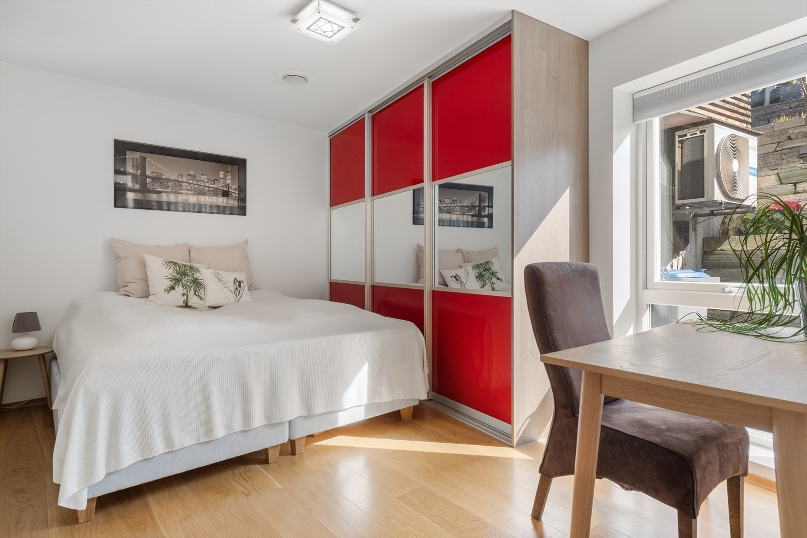 Romslig hovedsoverom som måler 12,5 m² med et stort og romslig garderobeskap. Galleribilde