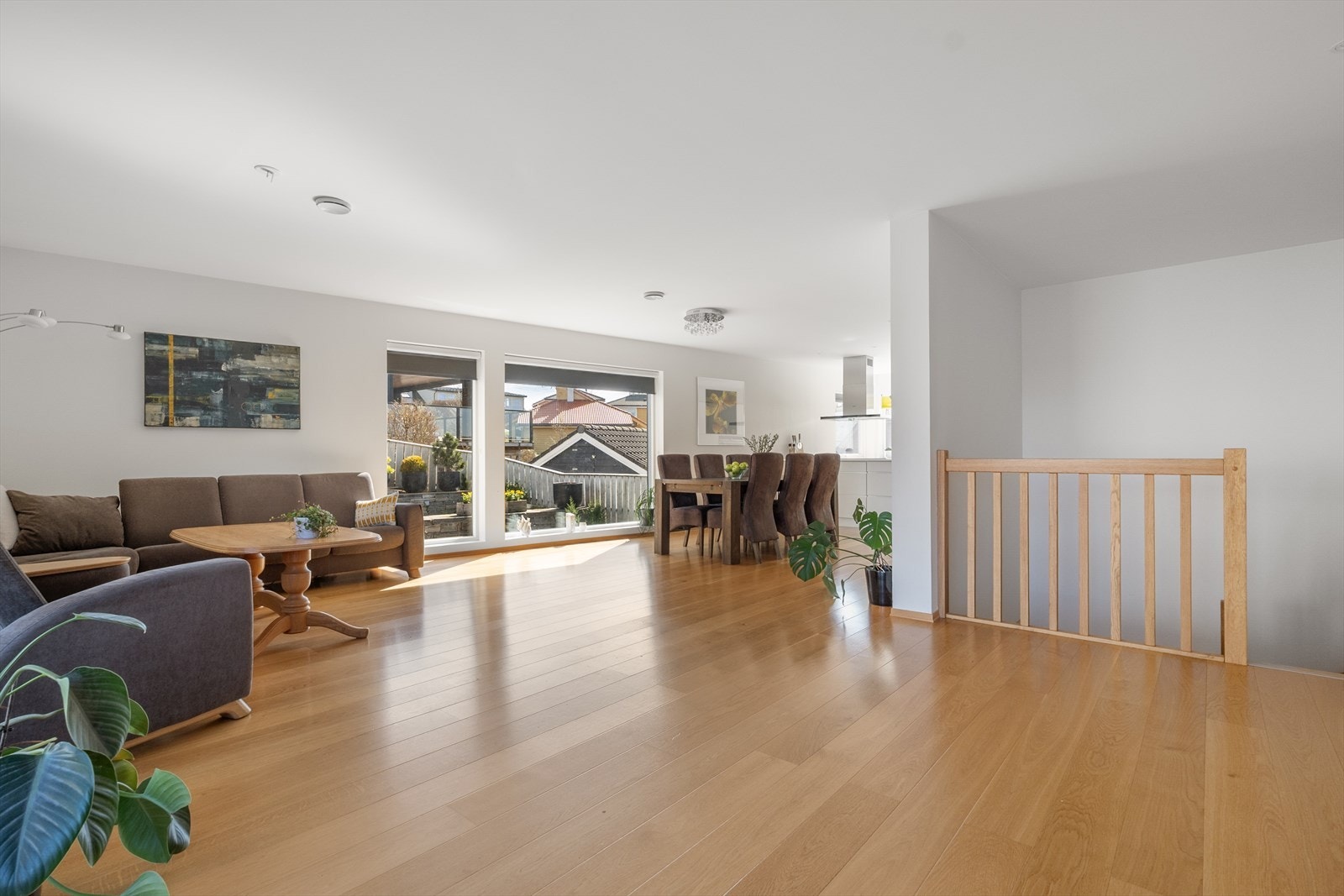 Stuen er stor og innbydende, med fokus på moderne, likevel tidløse kvaliteter. Galleribilde