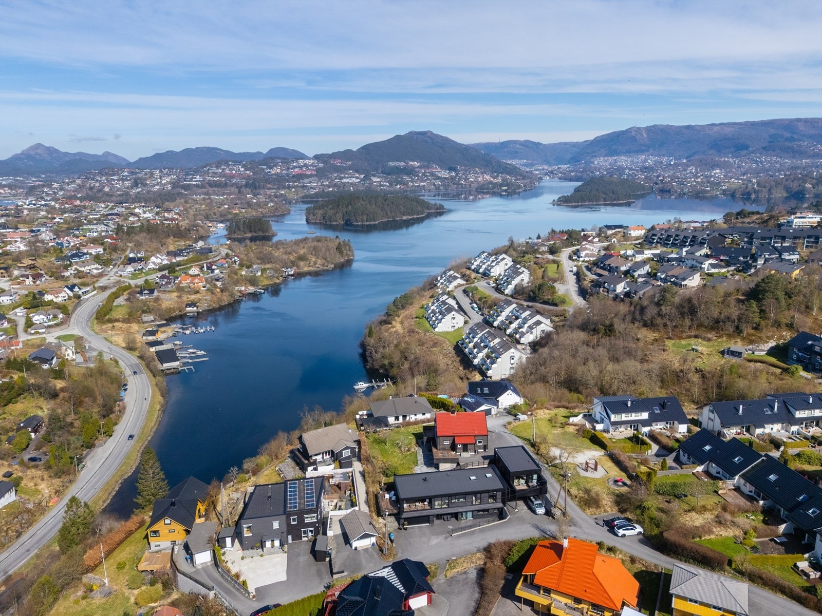 Boligen ligger sentralt med gangavstand til bybane, butikk og skoler. Kort vei til Lagunen. Galleribilde