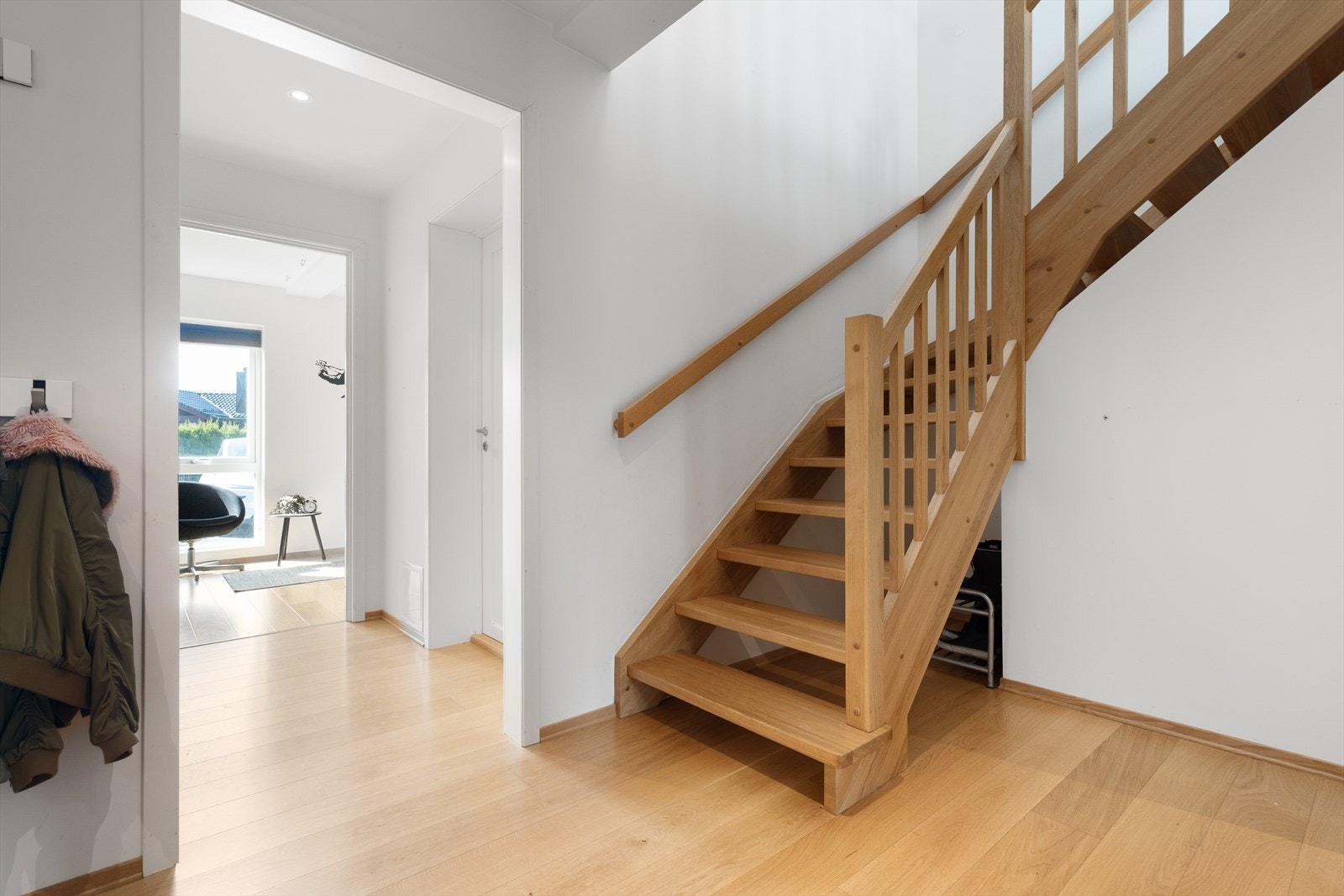 Trappegang til boligens nederste etasje som rommer 3 soverom, 2 bad, bod og entre. Galleribilde