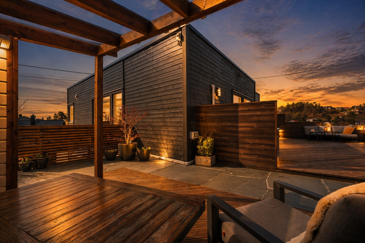 En moderne tomannsbolig fra 2016 med solrike uteplasser, godt med parkeringsplass og en rekke andre fasiliteter. Galleribilde