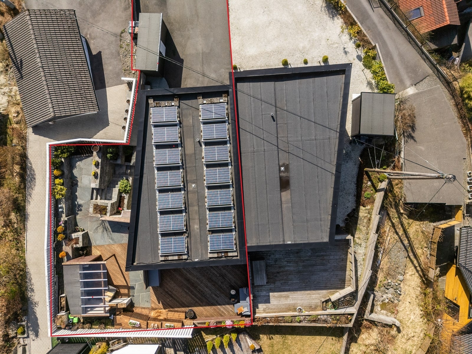 Det er installert solceller på taket som produserer ca. 3 000 kwt årlig. Ca. grenser tegnet inn. Galleribilde
