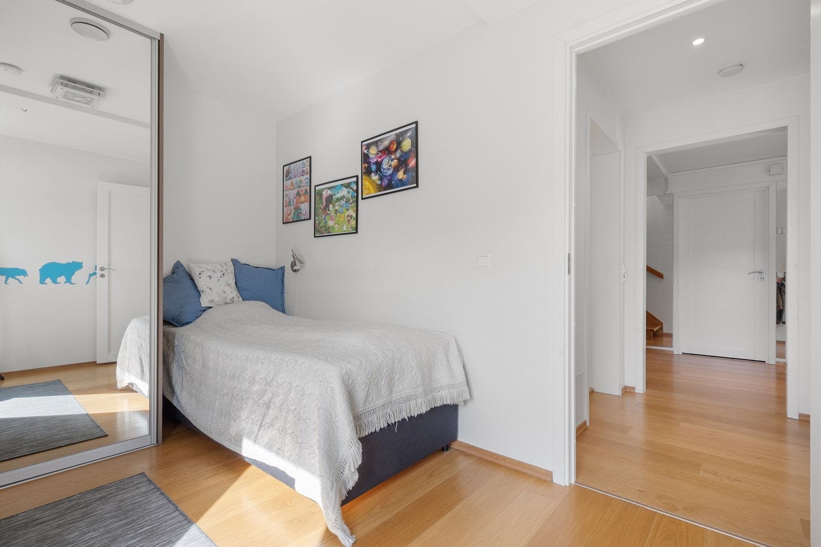 Her er det plass til en god seng, kommoder og garderobeskap. Galleribilde