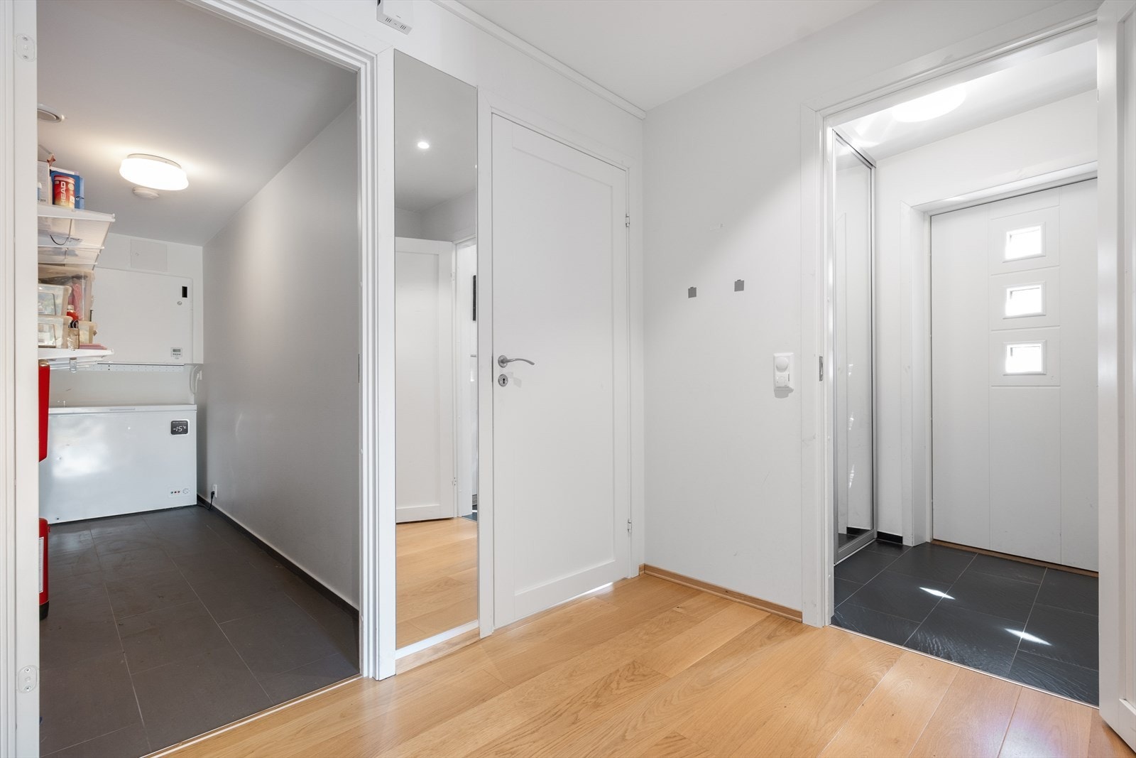 I entreen er det et praktisk skyvedørsskap med god plass til oppbevaring. Det er også en bod ved inngangen som gir plass til ekstra fryser og lagringsplass. Galleribilde