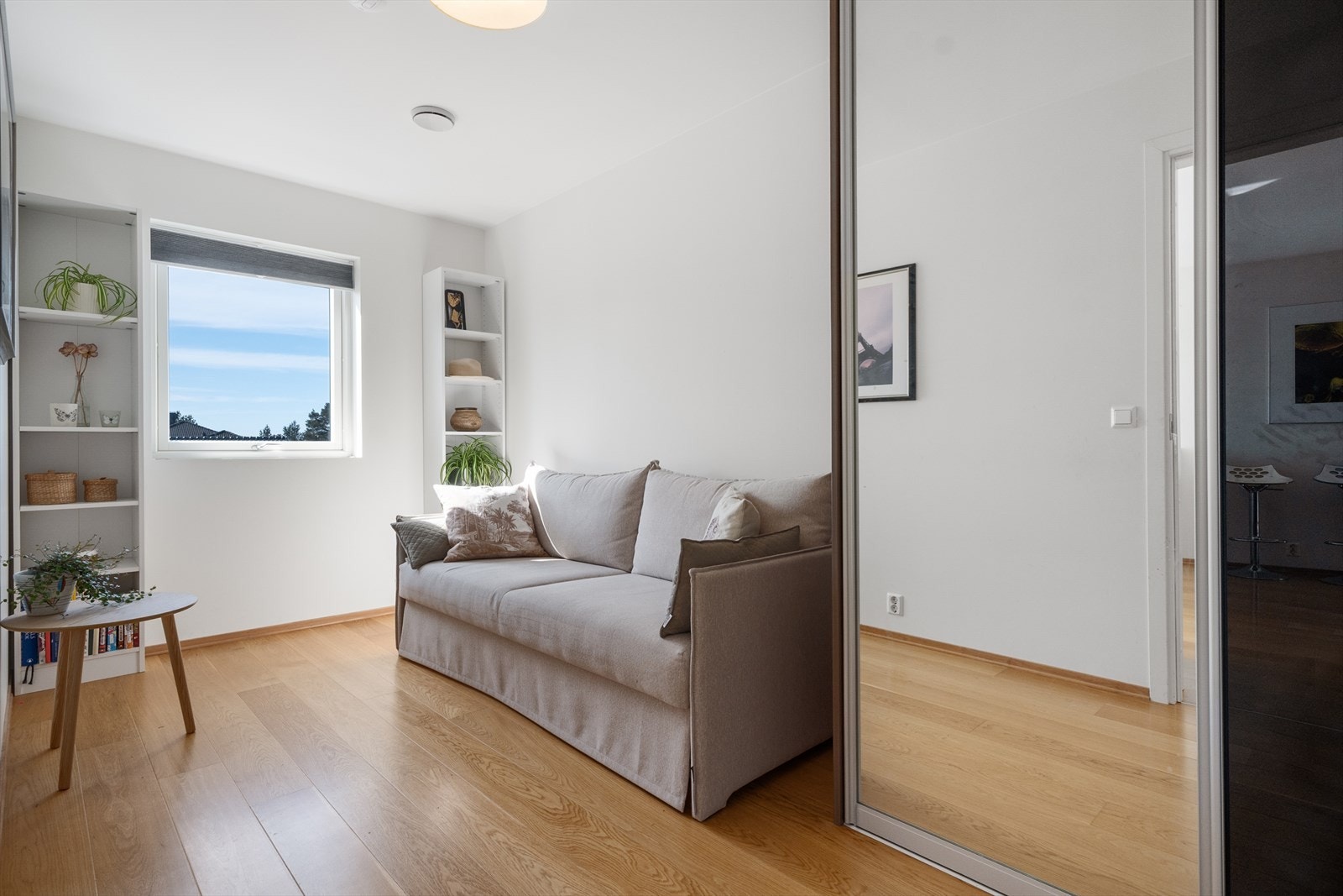 Romslig soverom med god plass til sofa/seng og en flott skyvedørsgarderobe med speil. Galleribilde