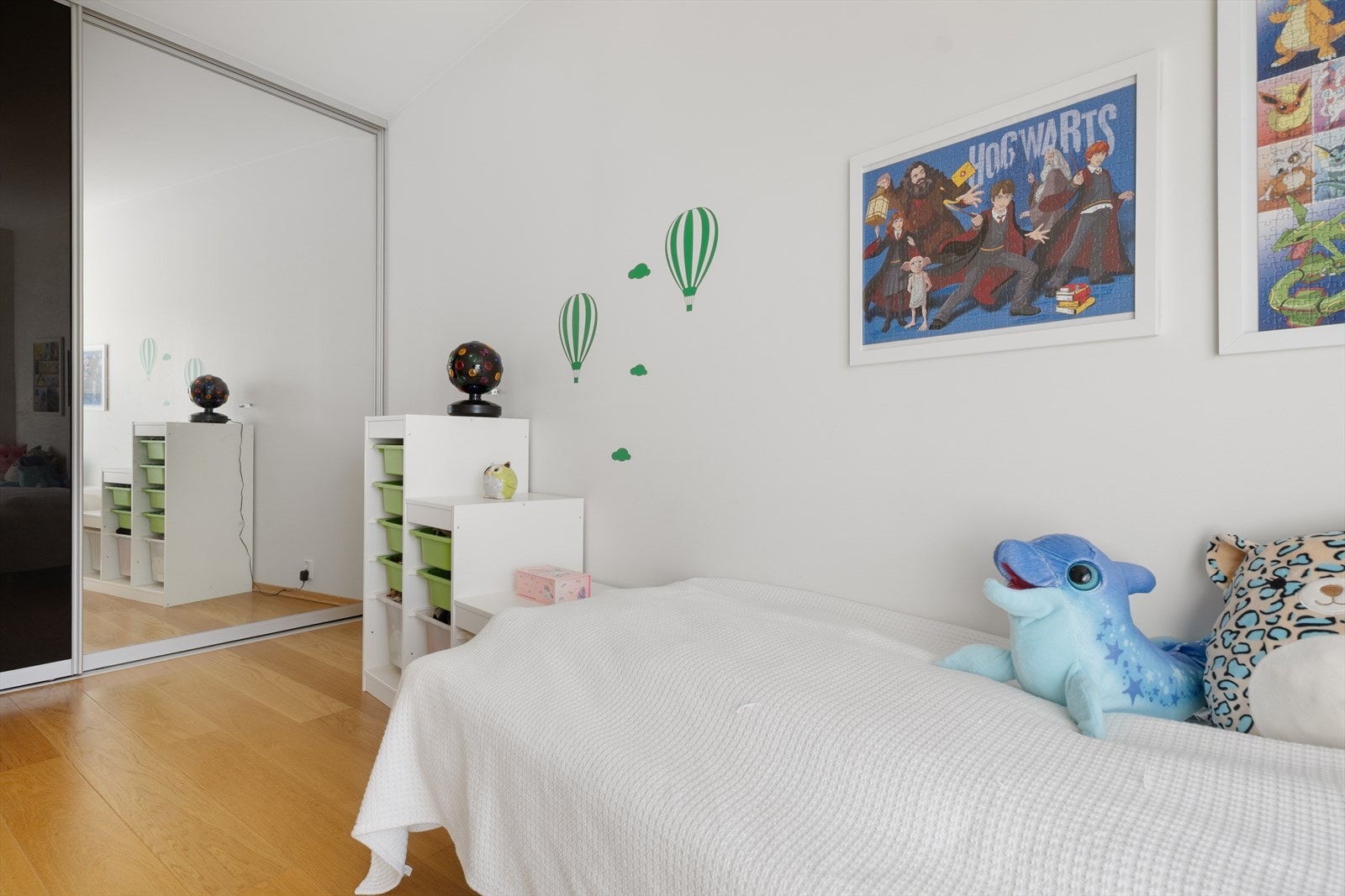 Rommet byr på et stort skyvedørsgarderobe og god plass til både seng, nattbord og pult. Galleribilde