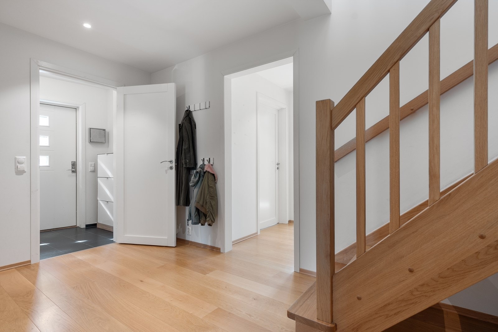 Romslig yttergang og hall i boligens 1.etasje. Her er det også varmekabler. Galleribilde
