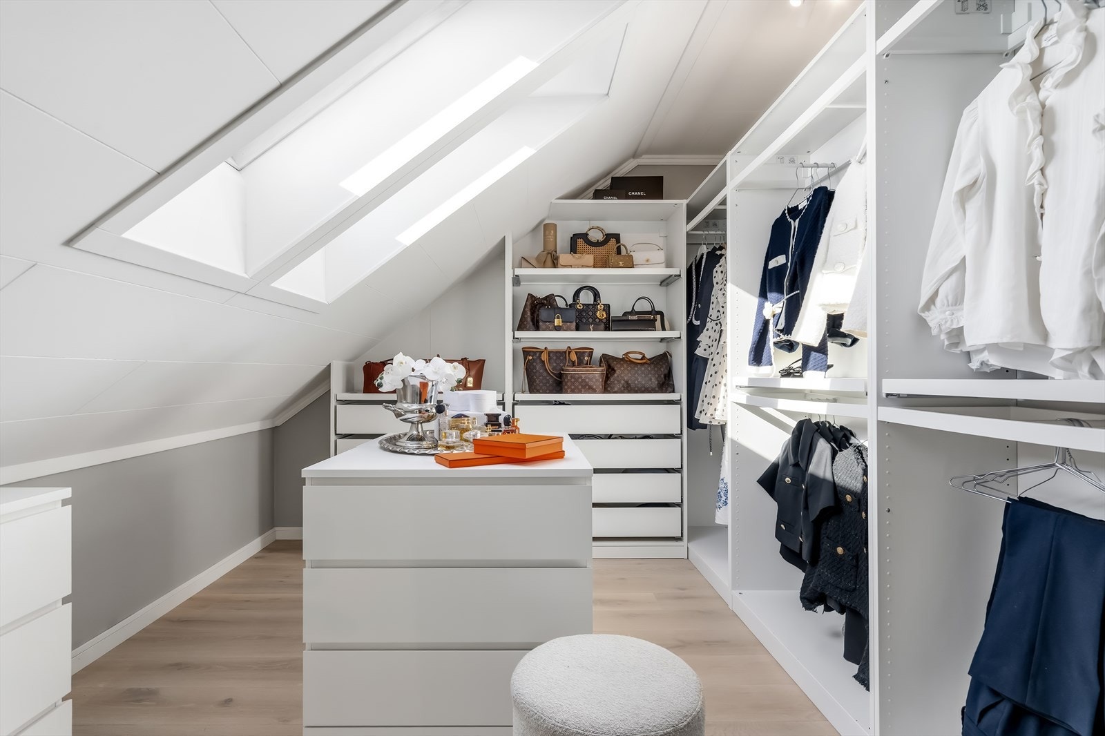 Det tredje rommet er i dag innredet som en praktisk walk-in garderobe, som gir rikelig med oppbevaringsplass. Galleribilde