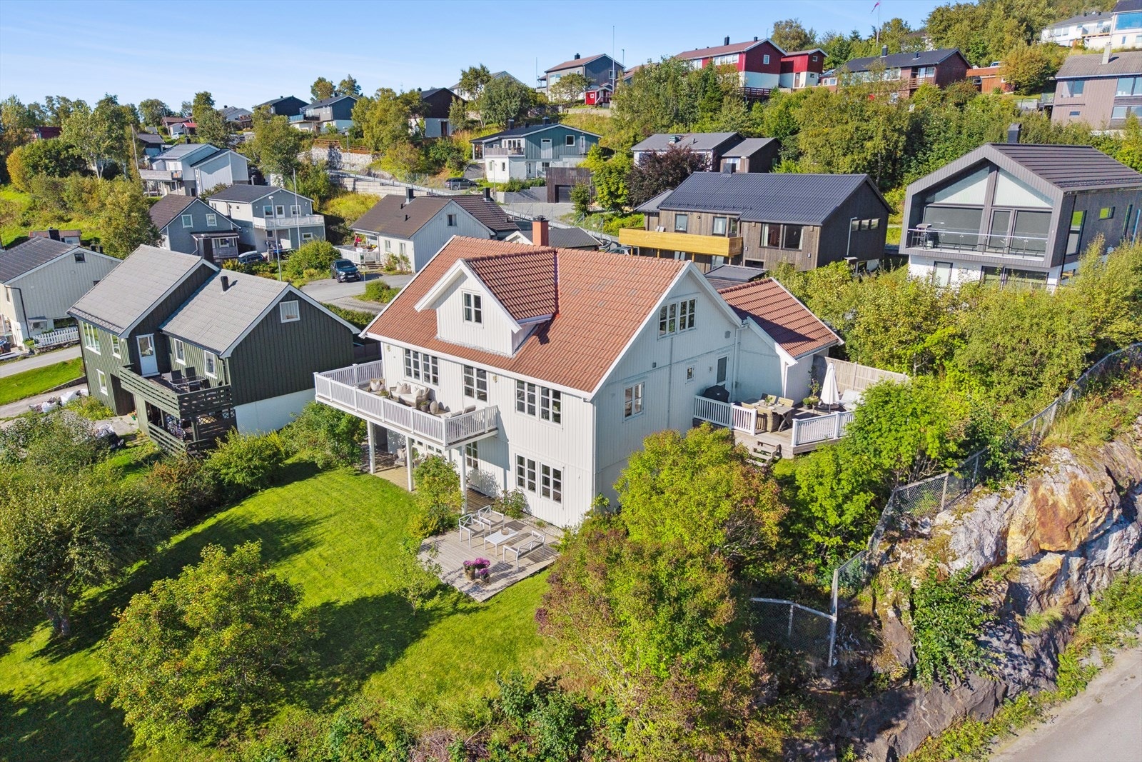 Eiendommen har en attraktiv beliggenhet i et etablert boligområde med kort vei til det meste du trenger i hverdagen. Galleribilde