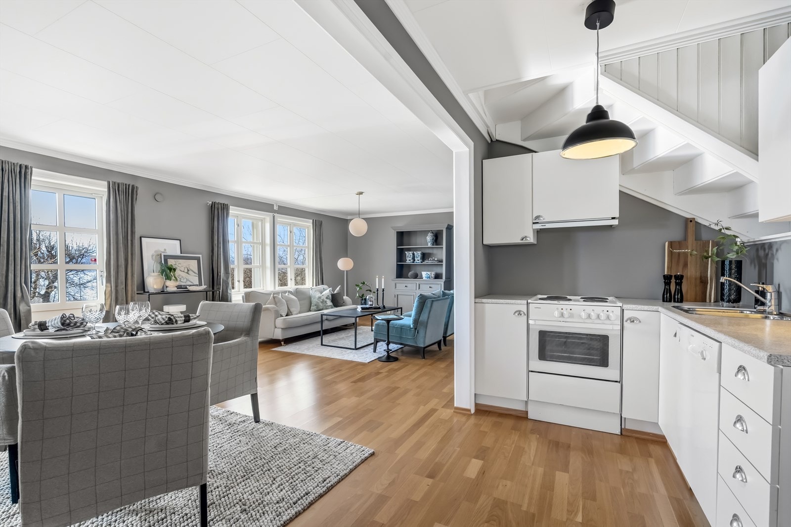 Kjøkkenet er praktisk innredet med glatte fronter og laminat benkeplate. Det er utstyrt med oppvaskmaskin og komfyr (medfølger). Galleribilde