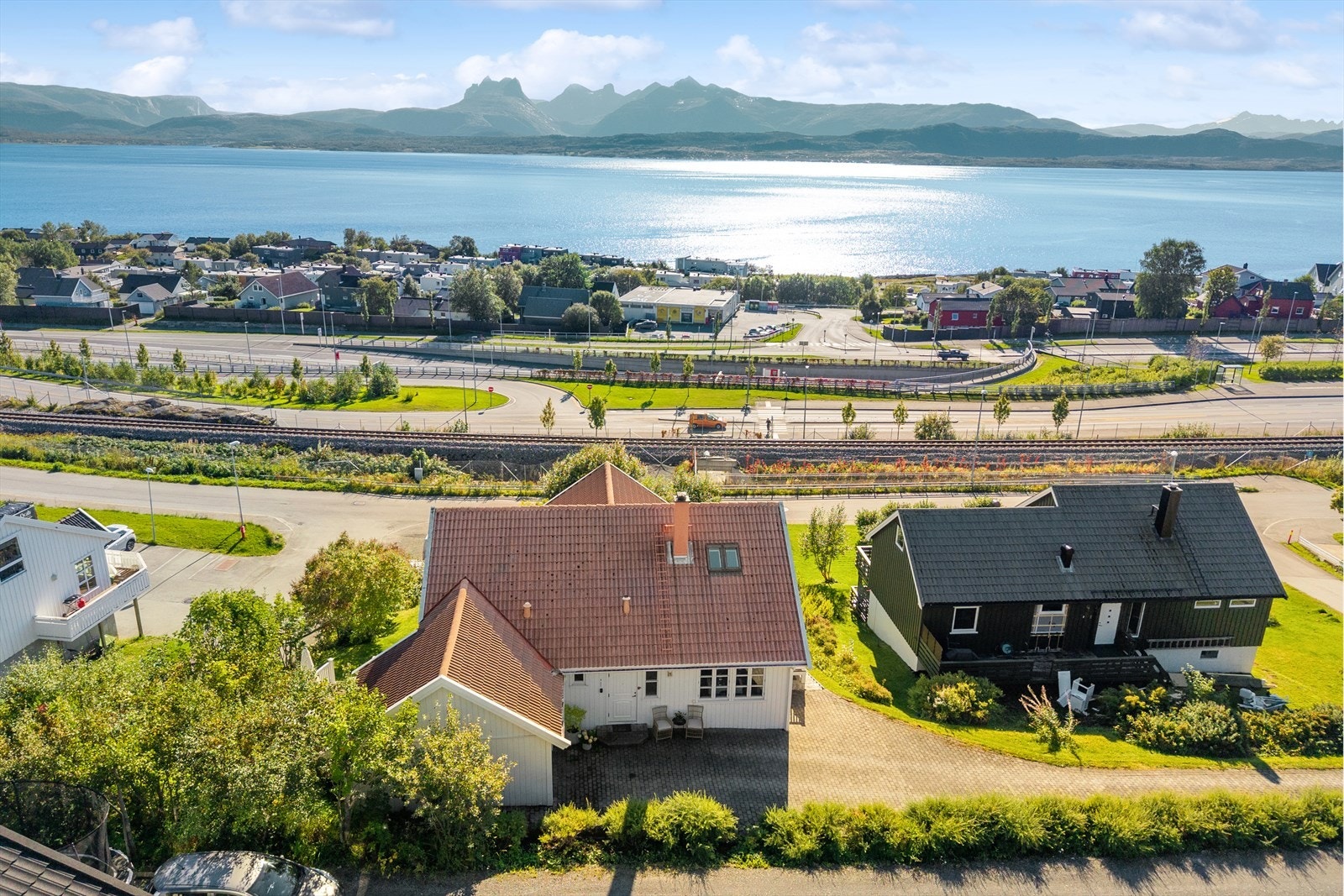 Her kan du nyte en fantastisk utsikt og gode solforhold som gjør at både hage, veranda og terrasse blir naturlige oppholdsplasser. Galleribilde