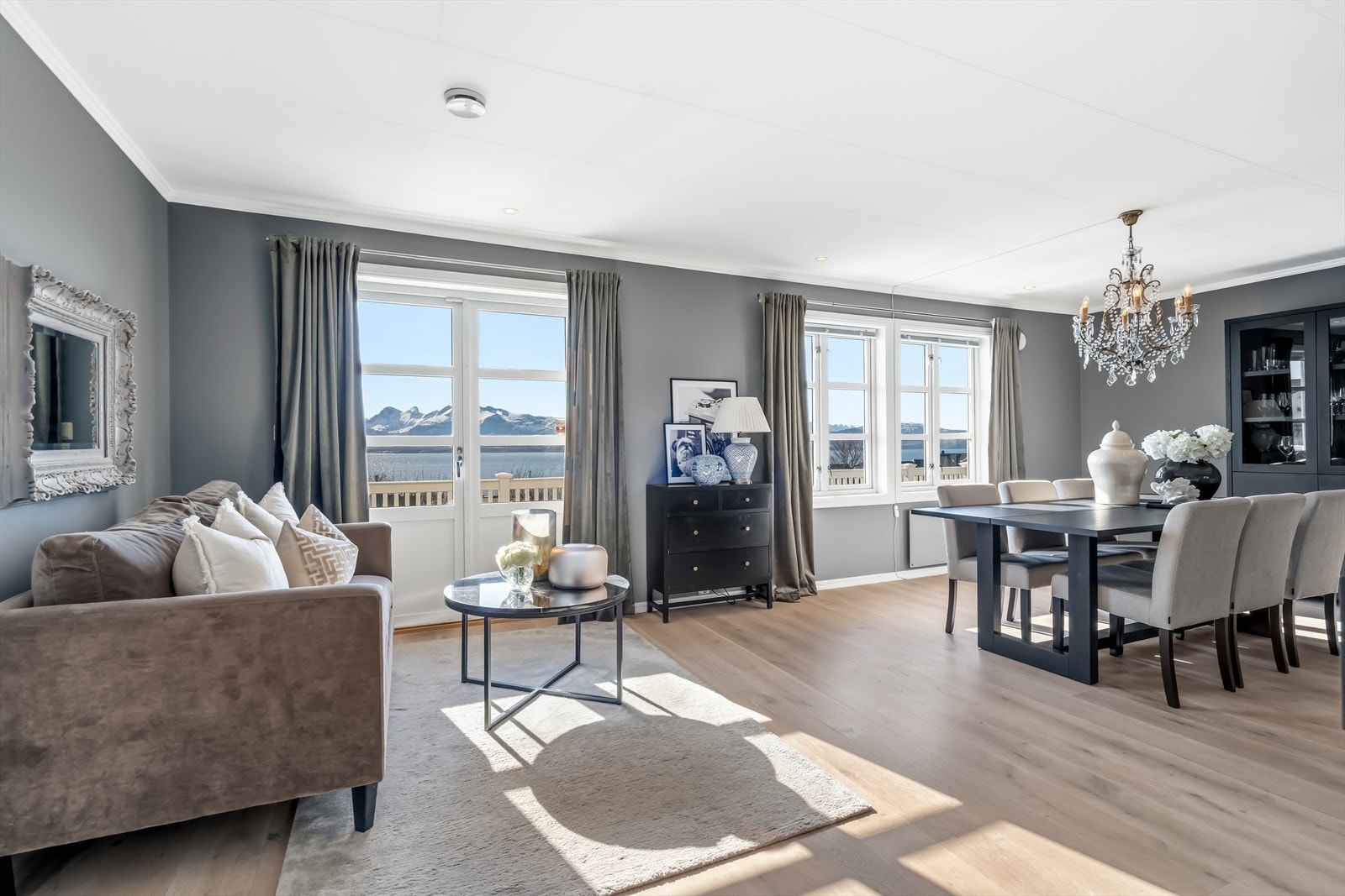 De store vindusflatene slipper inn rikelig med naturlig lys, samtidig som de rammer inn en fantastisk utsikt. Galleribilde